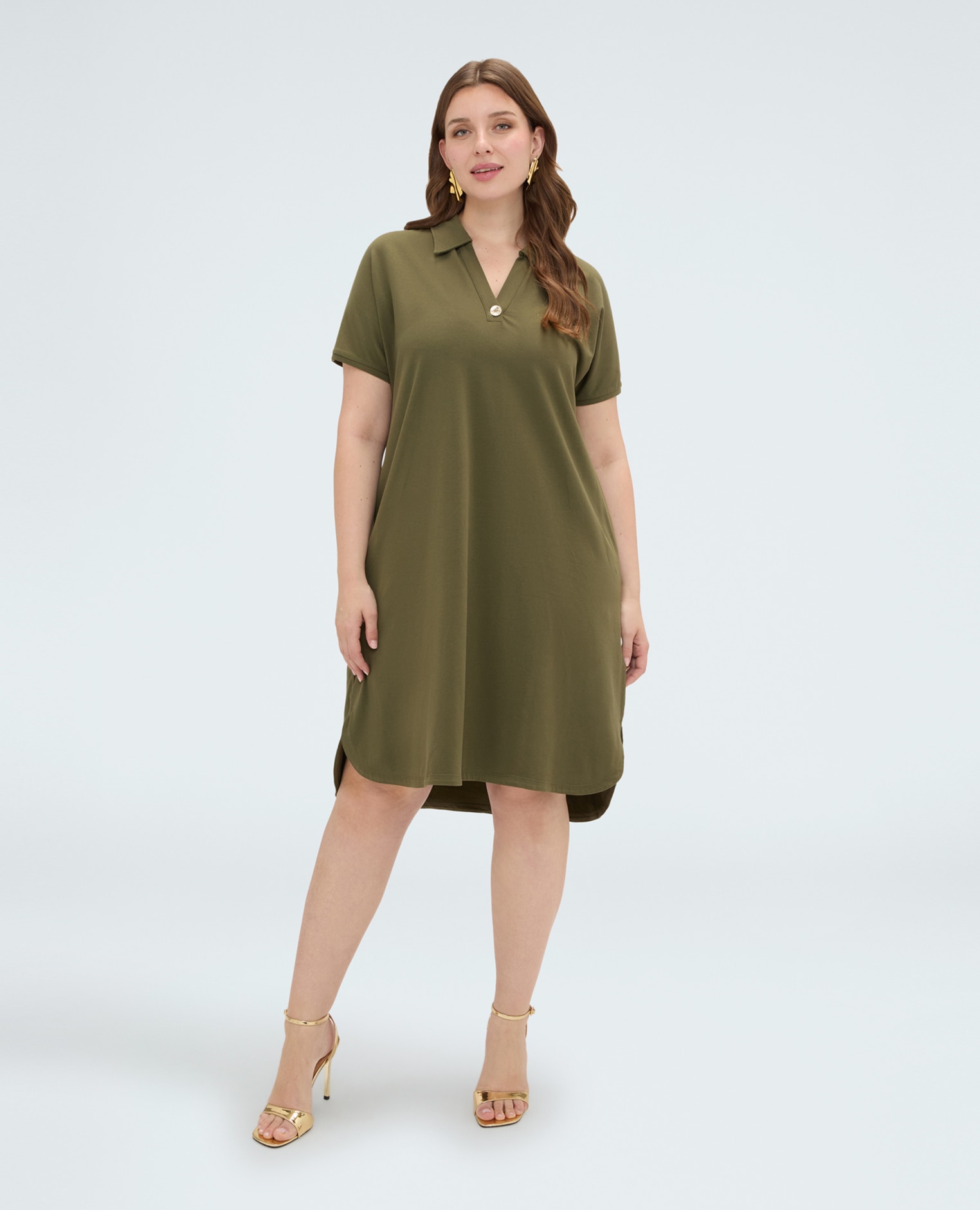 Vestido con cuello polo y botón joya mangas cortas silueta amplia y largo medio con dobladillo redondeado asimétrico - Fiorella Rubino - Verde Verde-1