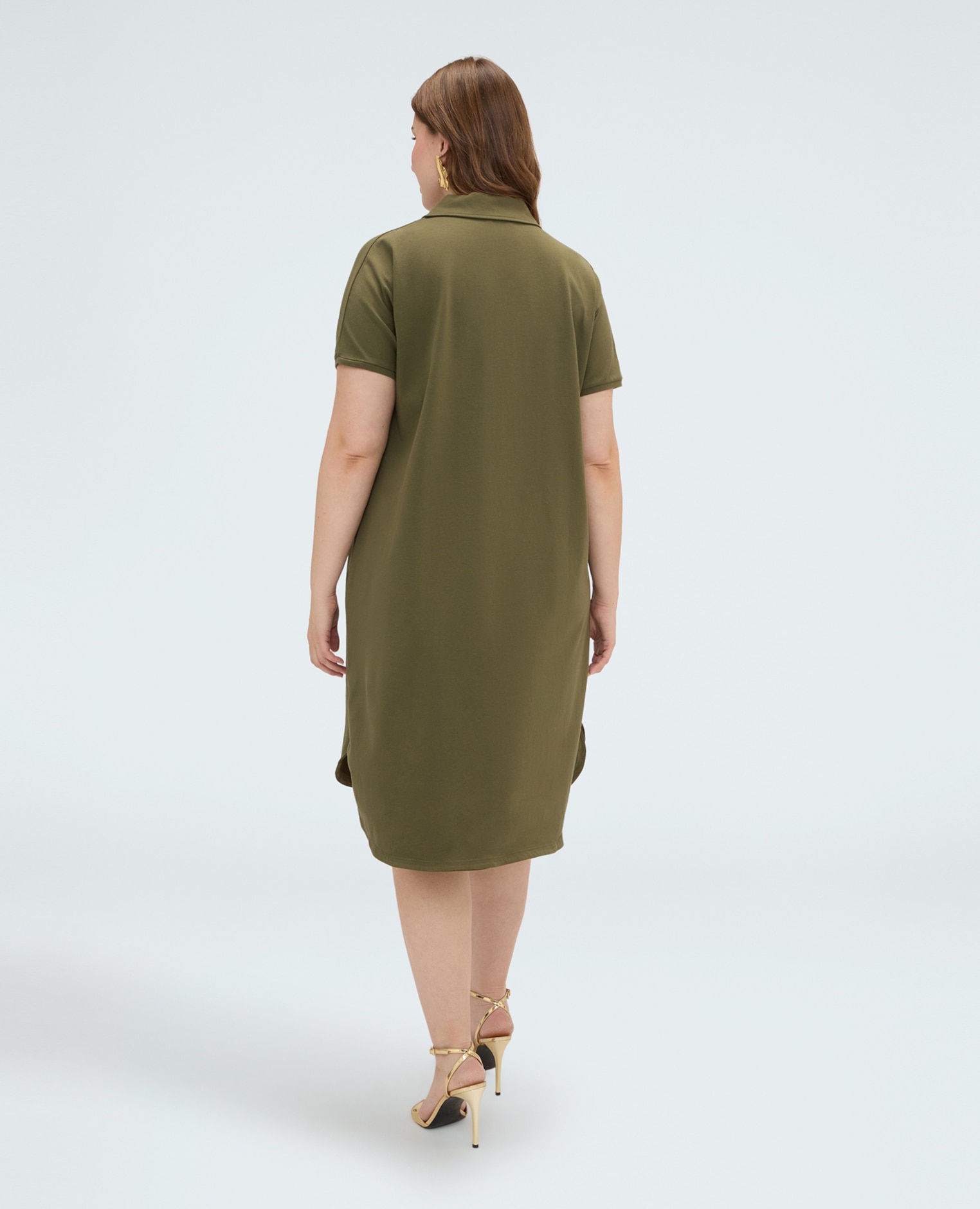 Vestido con cuello polo y botón joya mangas cortas silueta amplia y largo medio con dobladillo redondeado asimétrico - Fiorella Rubino - Verde Verde-2