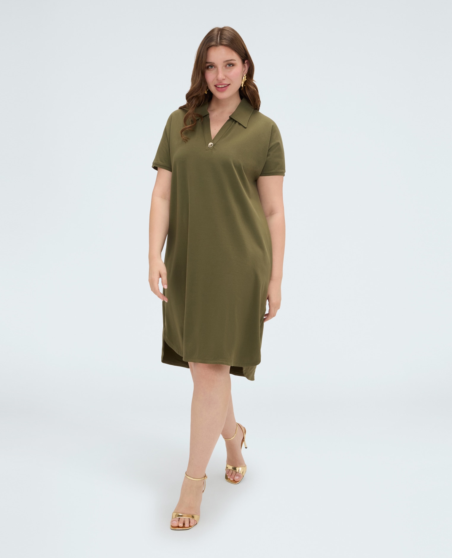 Vestido con cuello polo y botón joya mangas cortas silueta amplia y largo medio con dobladillo redondeado asimétrico - Fiorella Rubino - Verde Verde-3