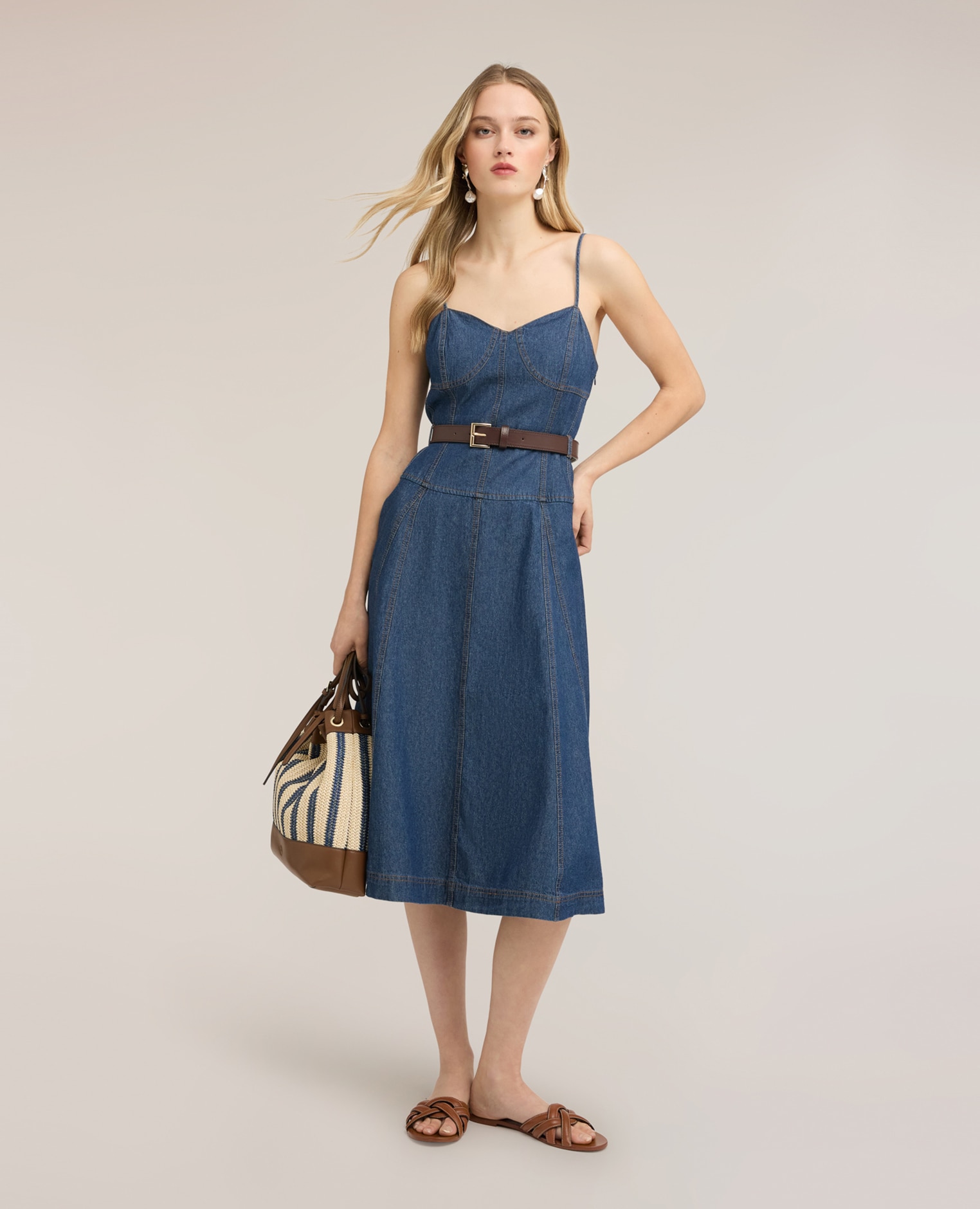 Motivi - Vestido midi en denim con escote corazón tirantes finos ajustables escote corazón con cortes moldeadores.