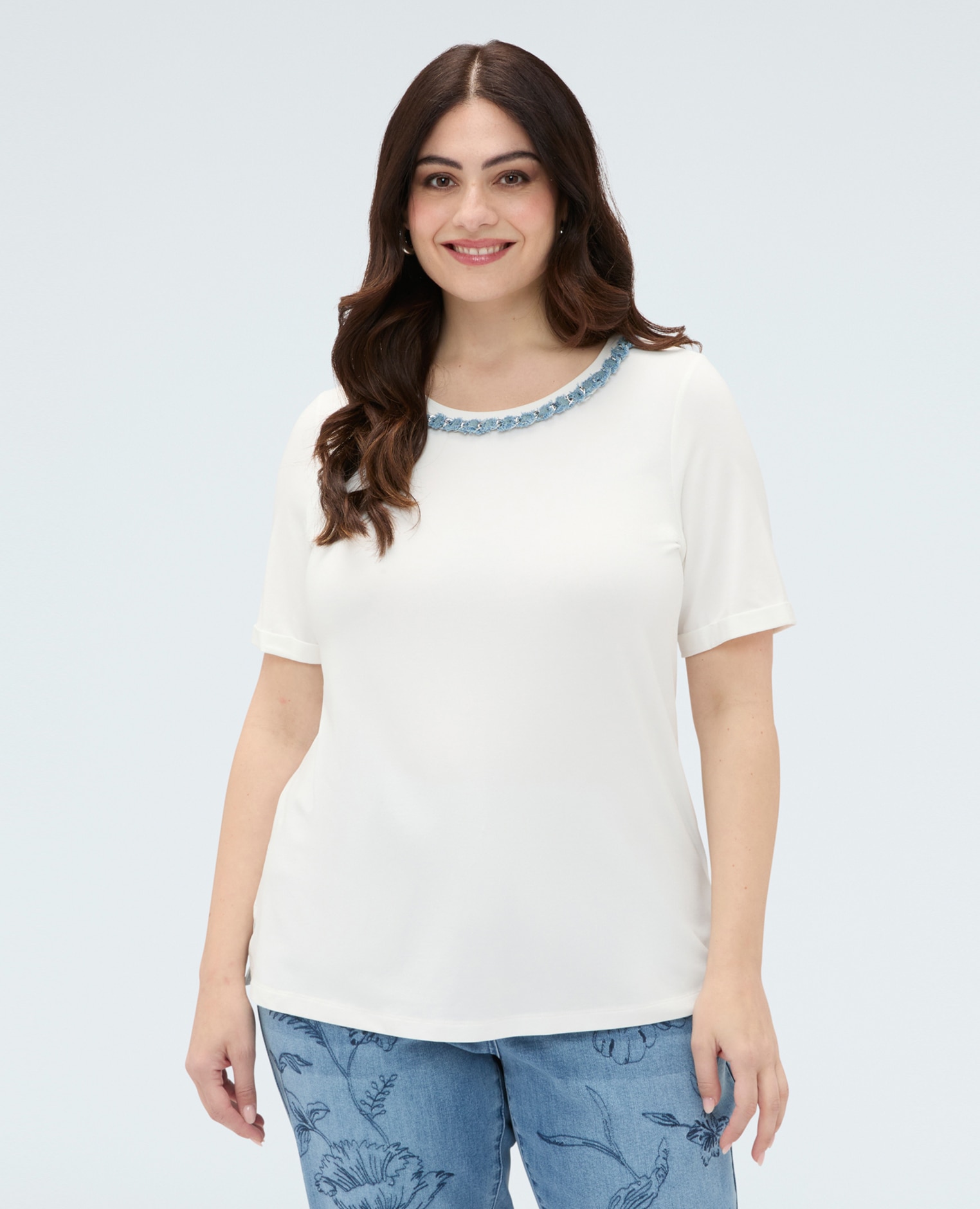 Camiseta de mujer de algodón con aplicación en el escote ajuste y diseño para el máximo confort - Fiorella Rubino - Blanco Blanco-1