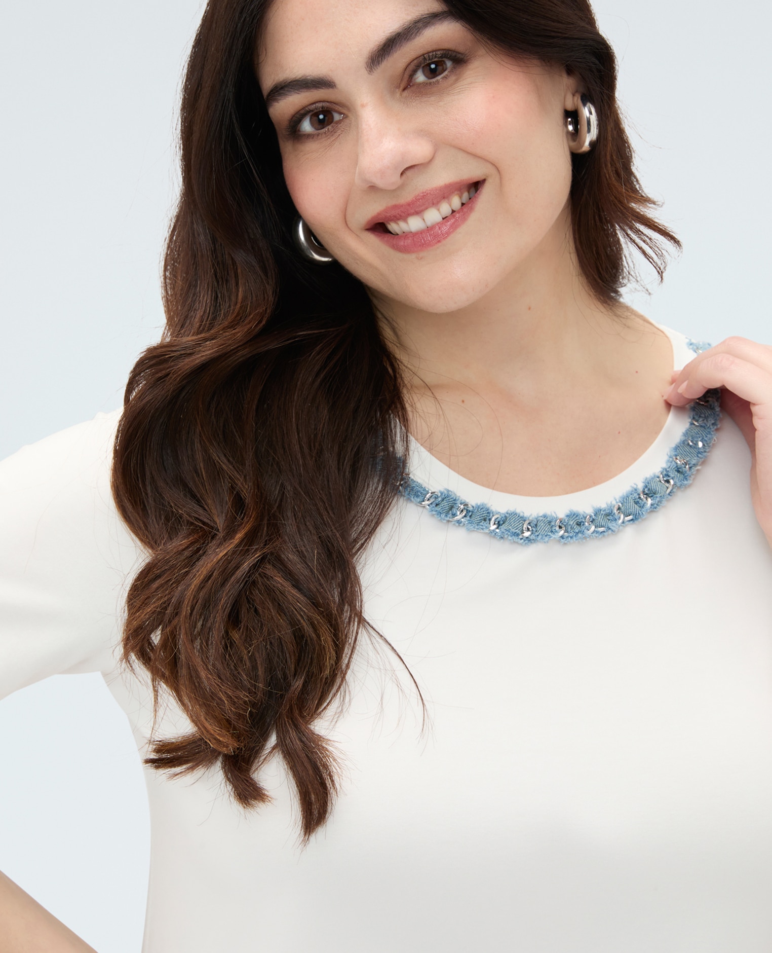 Camiseta de mujer de algodón con aplicación en el escote ajuste y diseño para el máximo confort - Fiorella Rubino - Blanco Blanco-4