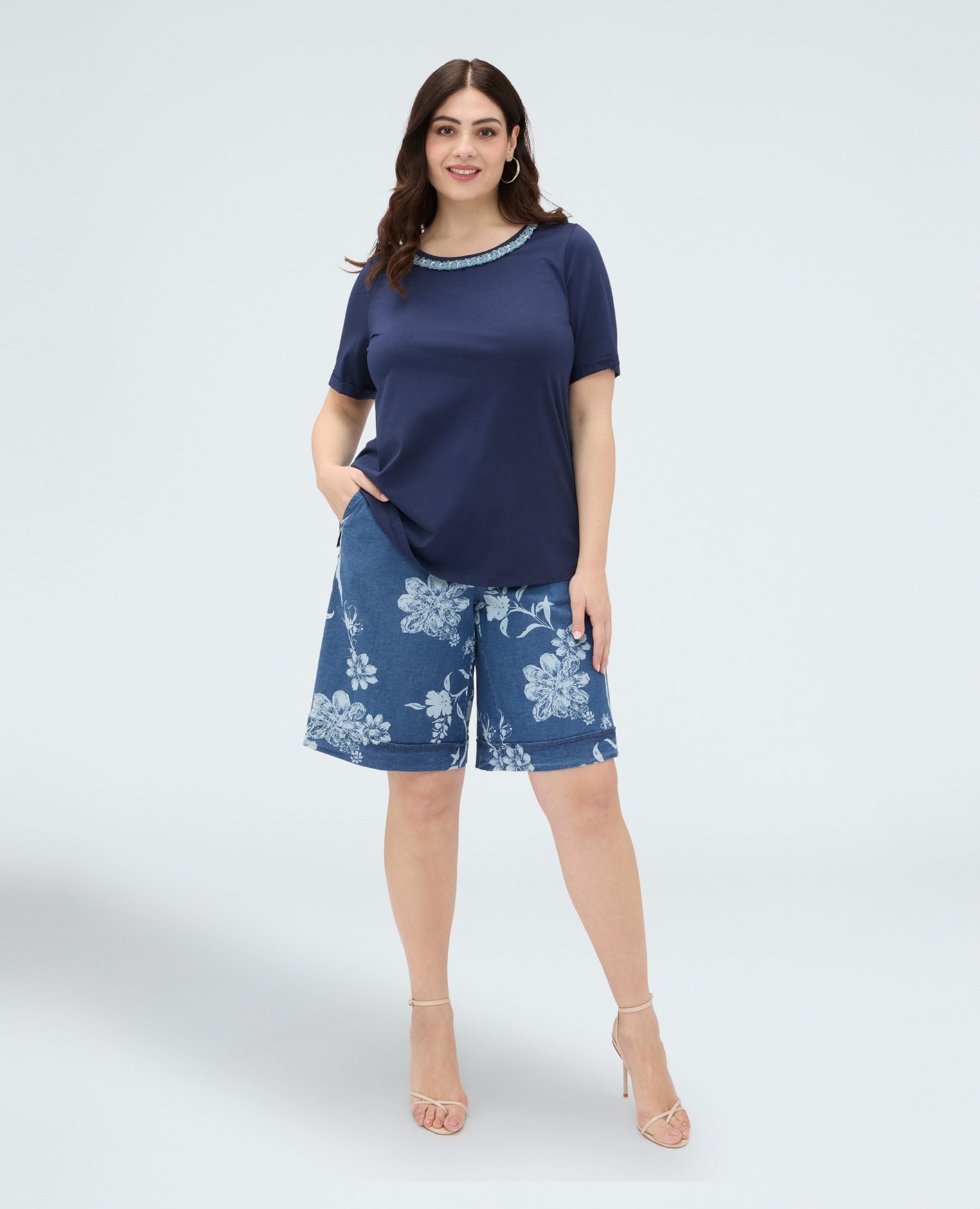 Camiseta de mujer de algodón con aplicación en el escote ajuste y diseño para el máximo confort - Fiorella Rubino - Azul Azul-3