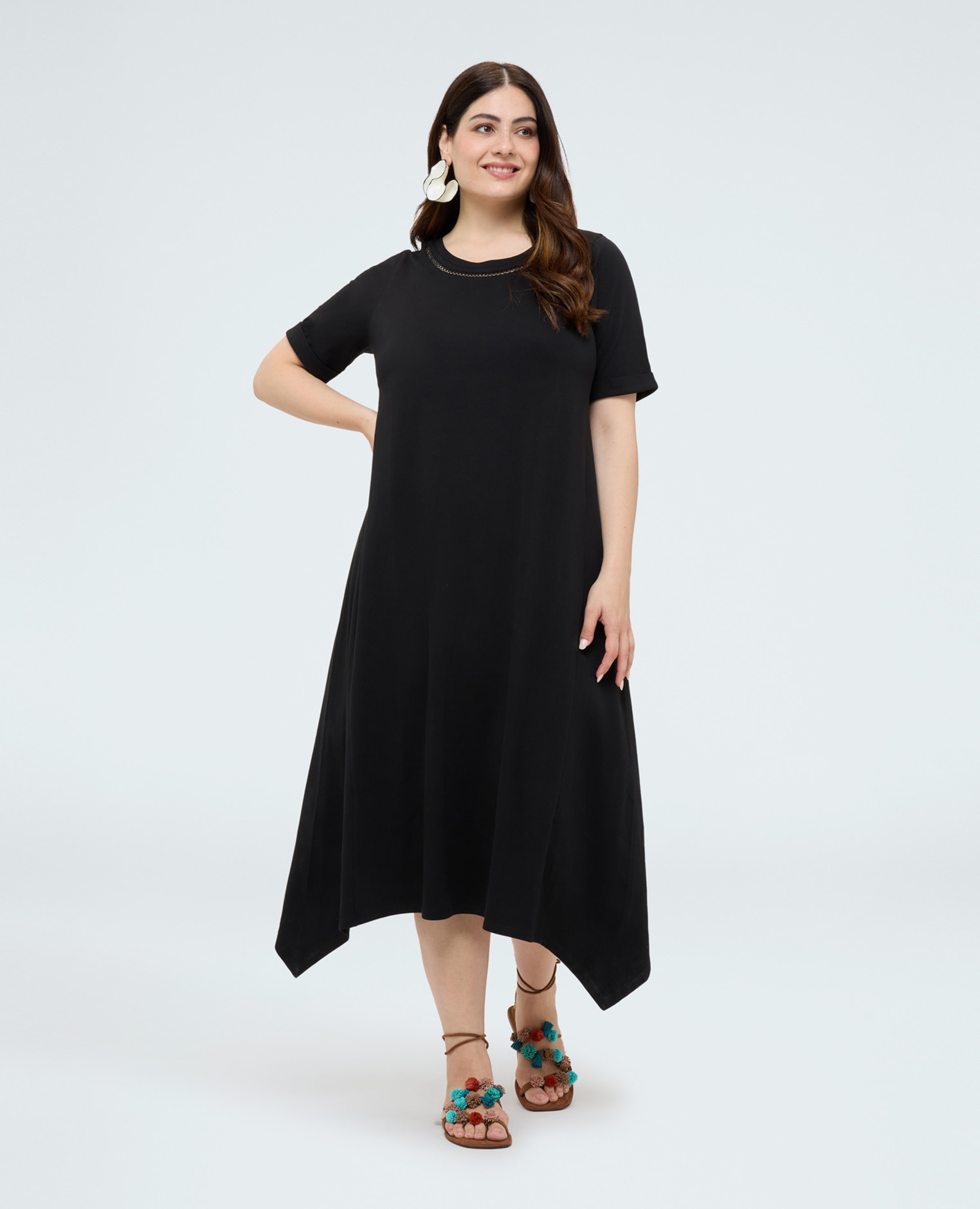 Vestido con detalle calado en el cuello línea amplia y acampanada desde el busto con dobladillo asimétrico y aberturas laterales en el bajo - Fiorella Rubino - Negro Negro-1
