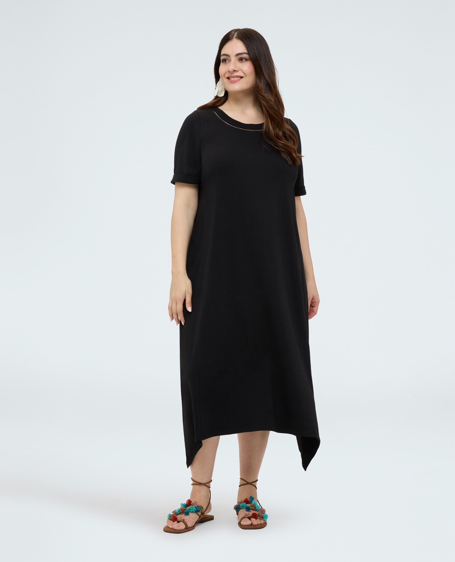 Vestido con detalle calado en el cuello línea amplia y acampanada desde el busto con dobladillo asimétrico y aberturas laterales en el bajo - Fiorella Rubino - Negro Negro-3