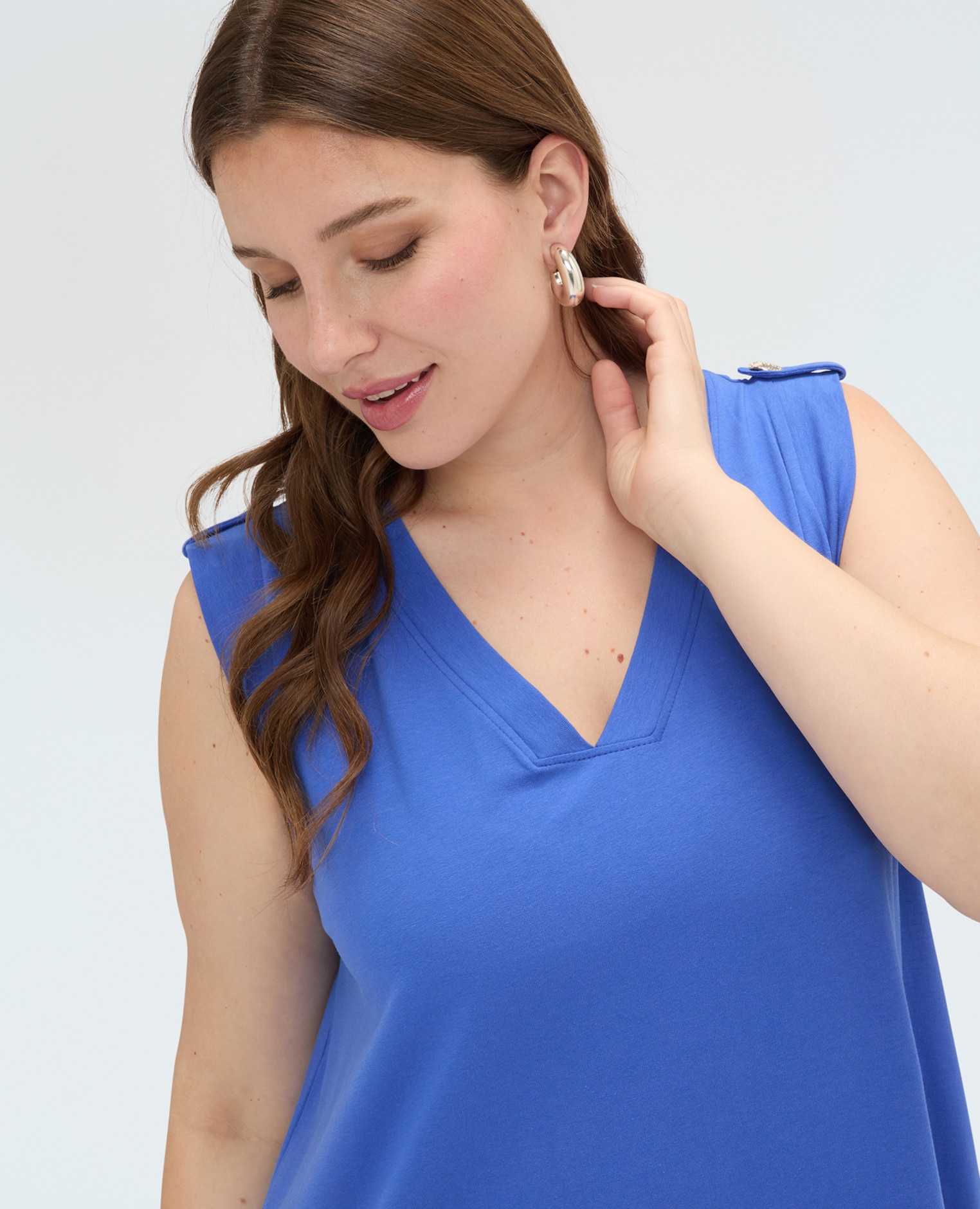 Vestido largo con escote en v hombros con aplicaciones de botón decorativo - Fiorella Rubino - Azul Azul-4