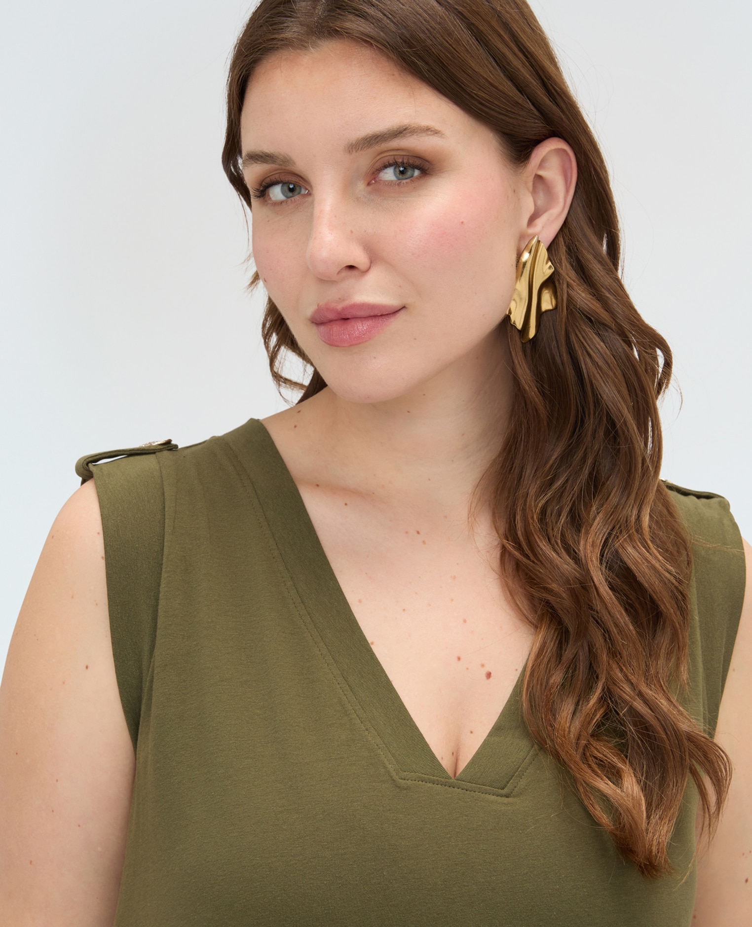 Vestido largo con escote en v hombros con aplicaciones de botón decorativo - Fiorella Rubino - Verde Verde-4