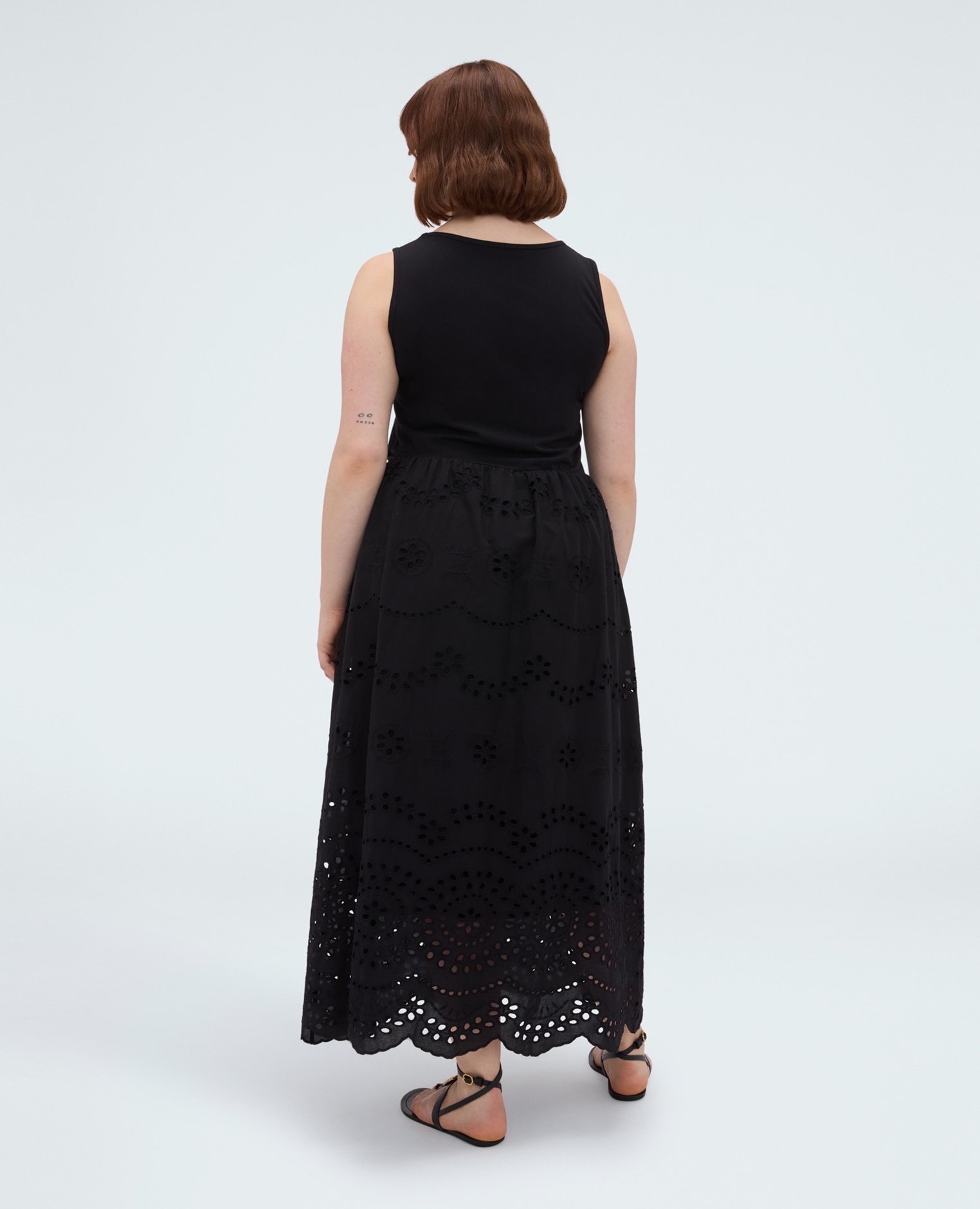 Vestido largo corte imperio en sangallo corpiño y falda con volantes en sangallo perforado con motivos florales - Fiorella Rubino - Negro Negro-2