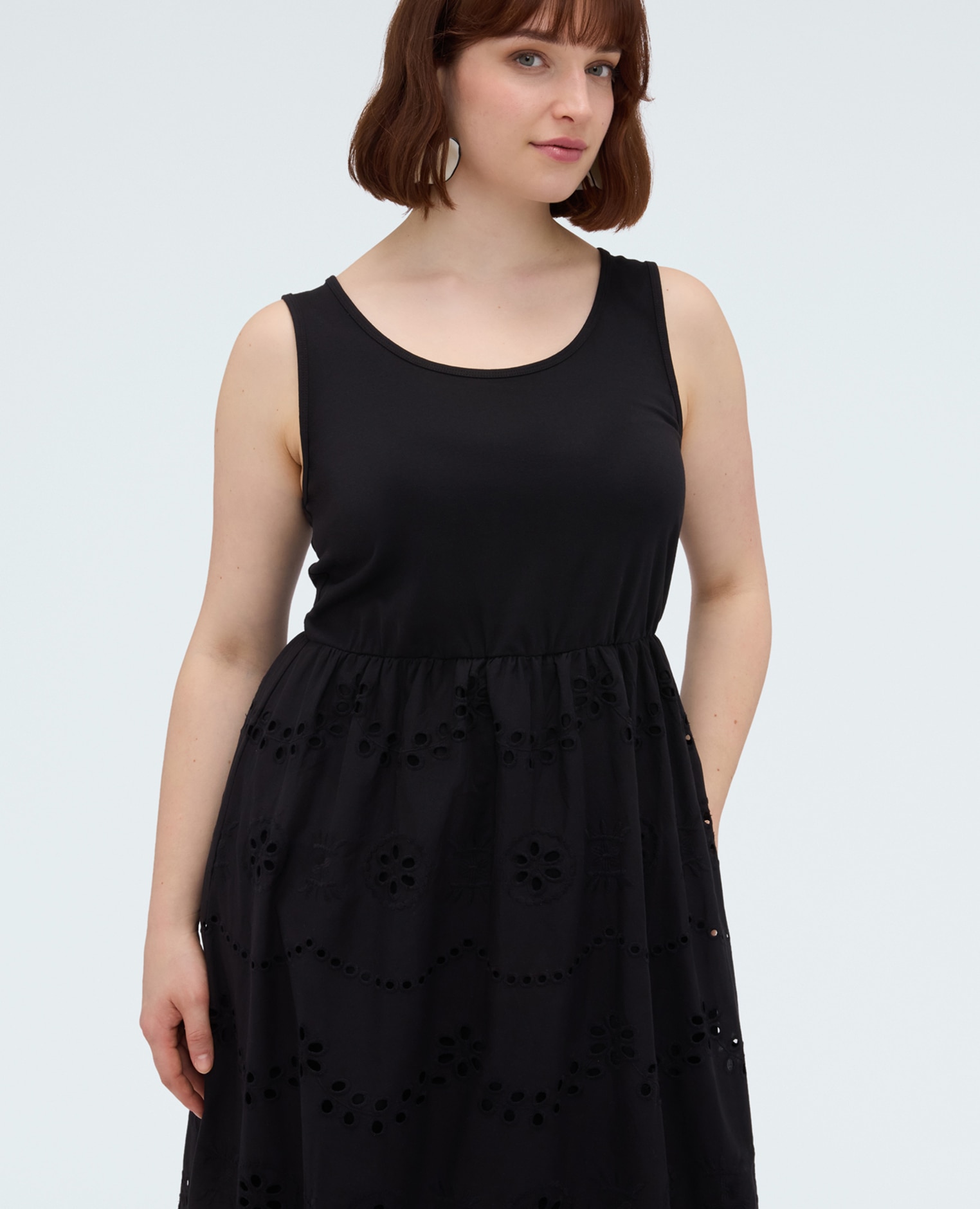 Vestido largo corte imperio en sangallo corpiño y falda con volantes en sangallo perforado con motivos florales - Fiorella Rubino - Negro Negro-4