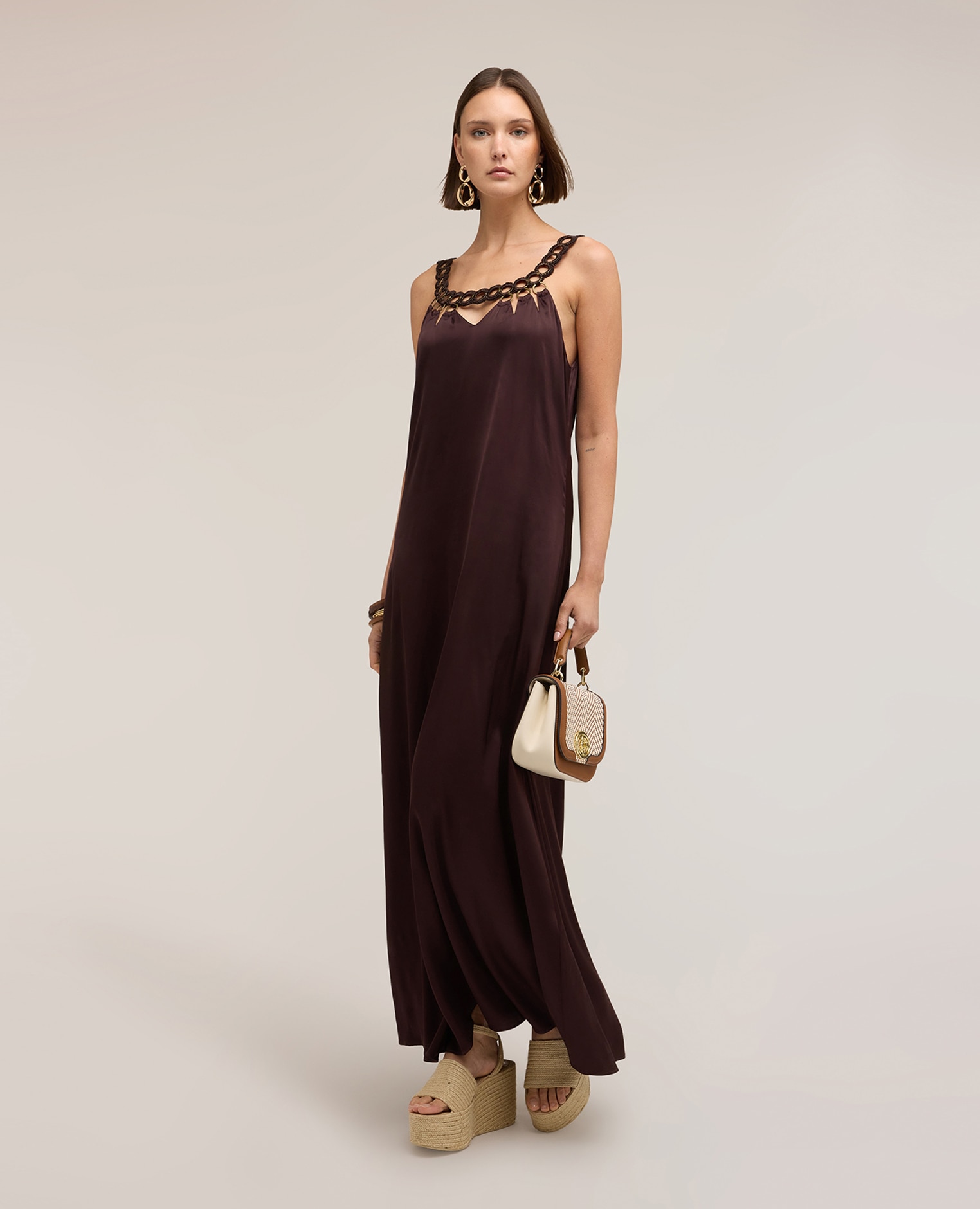 Motivi - Maxivestido de mujer de raso con detalle metálico escote redondo con detalles metálicos y crochet.