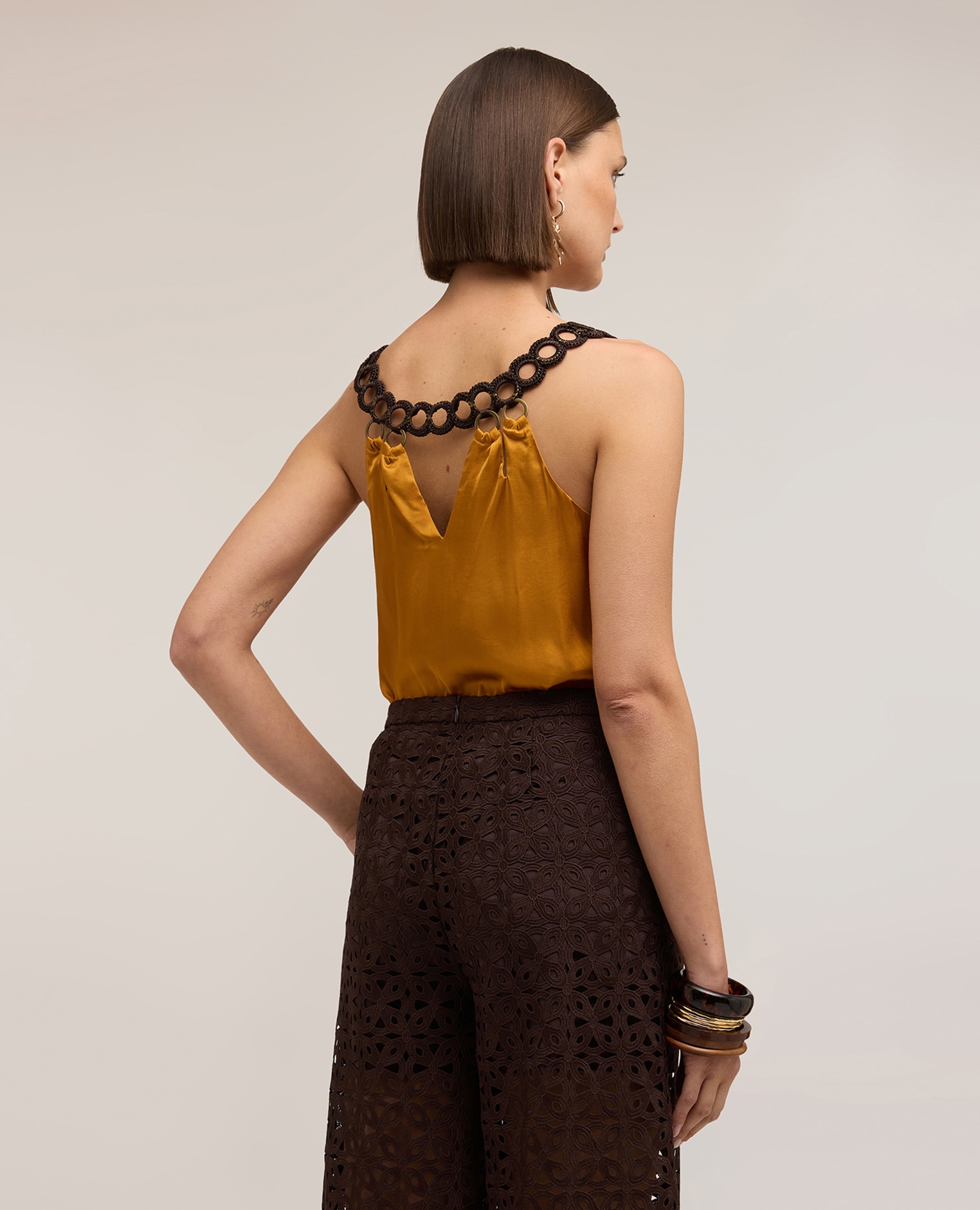 Top de mujer de raso con detalle metálico ajuste regular de línea recta - Motivi - Amarillo Amarillo-2
