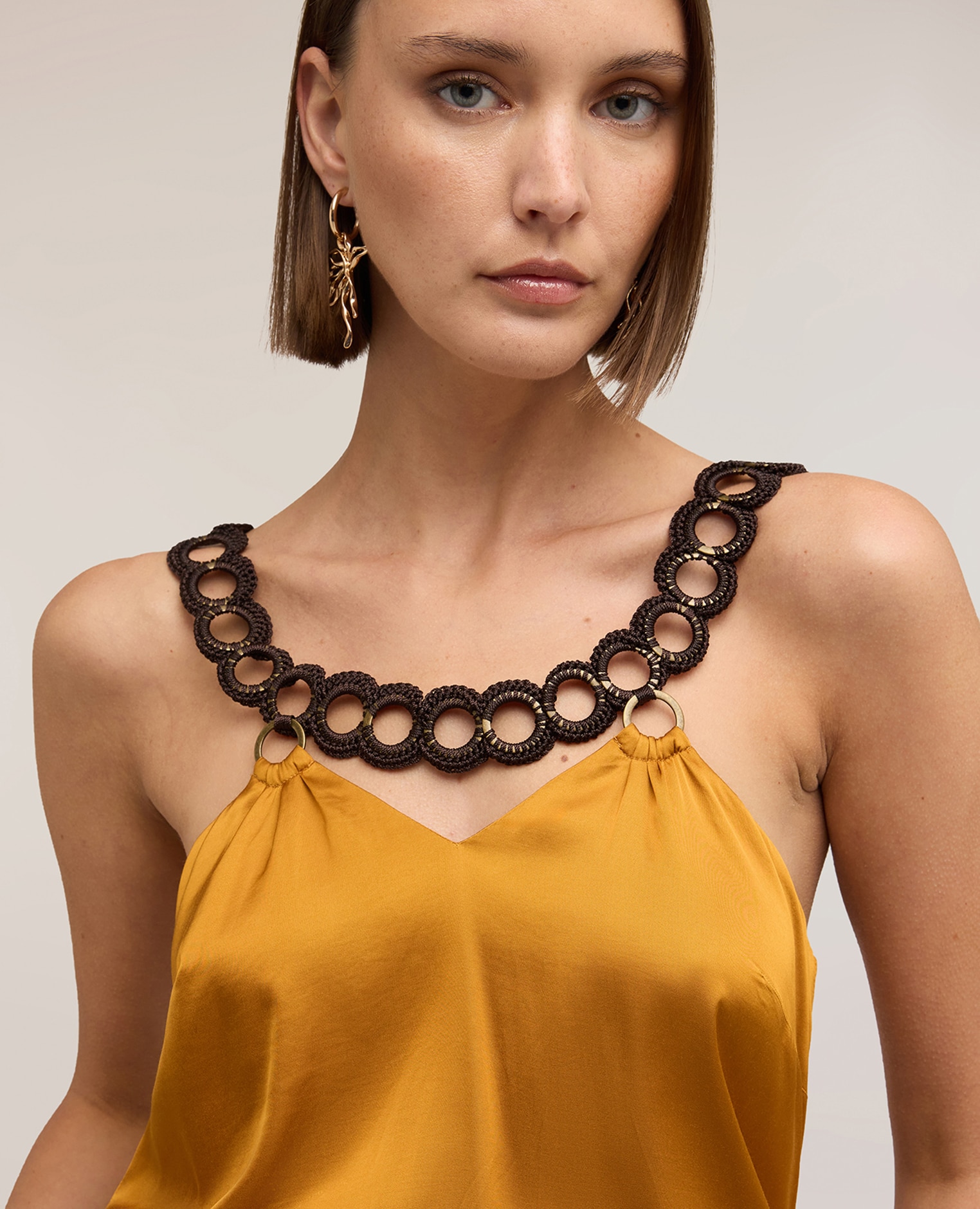 Top de mujer de raso con detalle metálico ajuste regular de línea recta - Motivi - Amarillo Amarillo-4