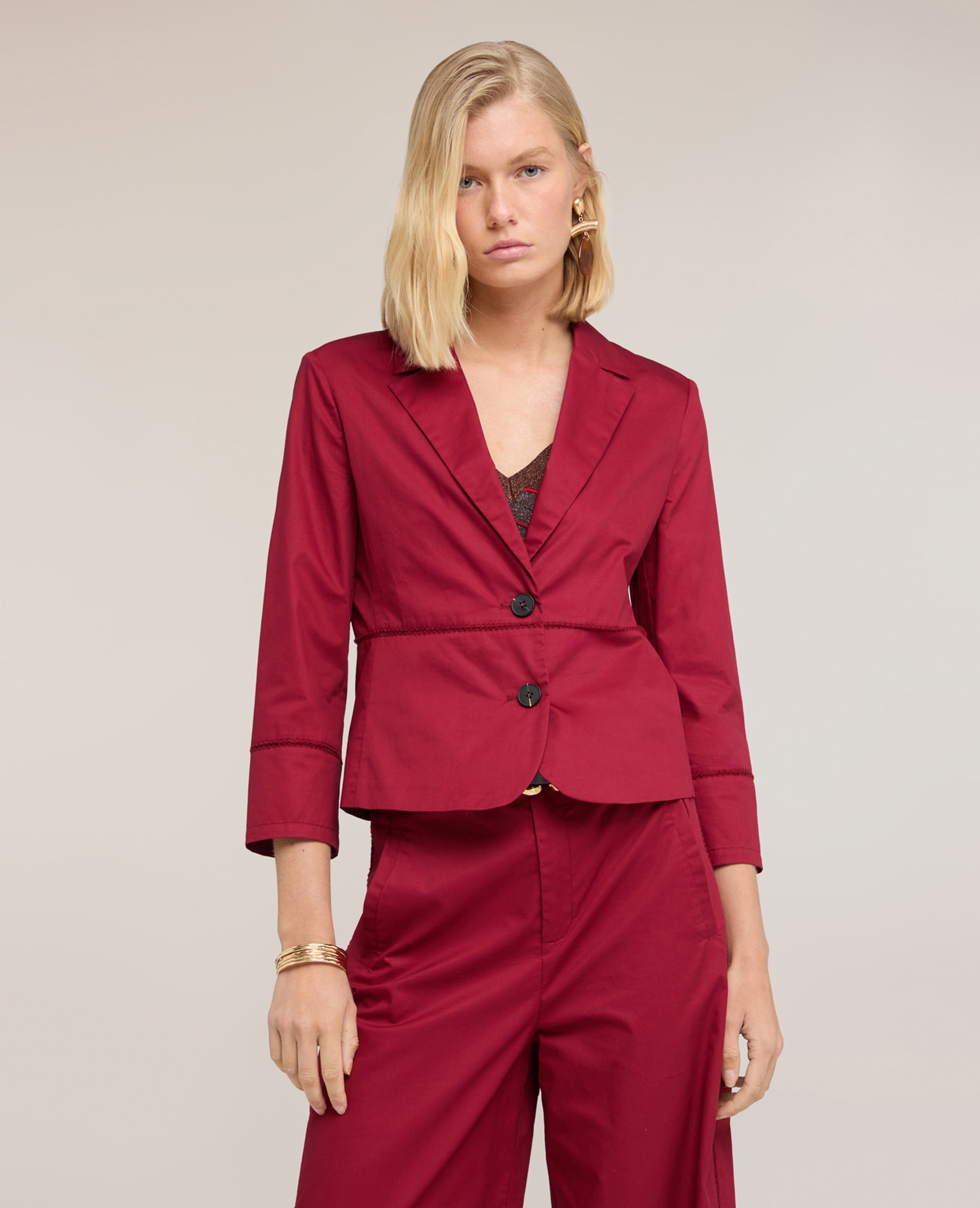 Motivi - Blazer de mujer de sarga de algodón con ajouré modelo entallado con cierre de dos botones.