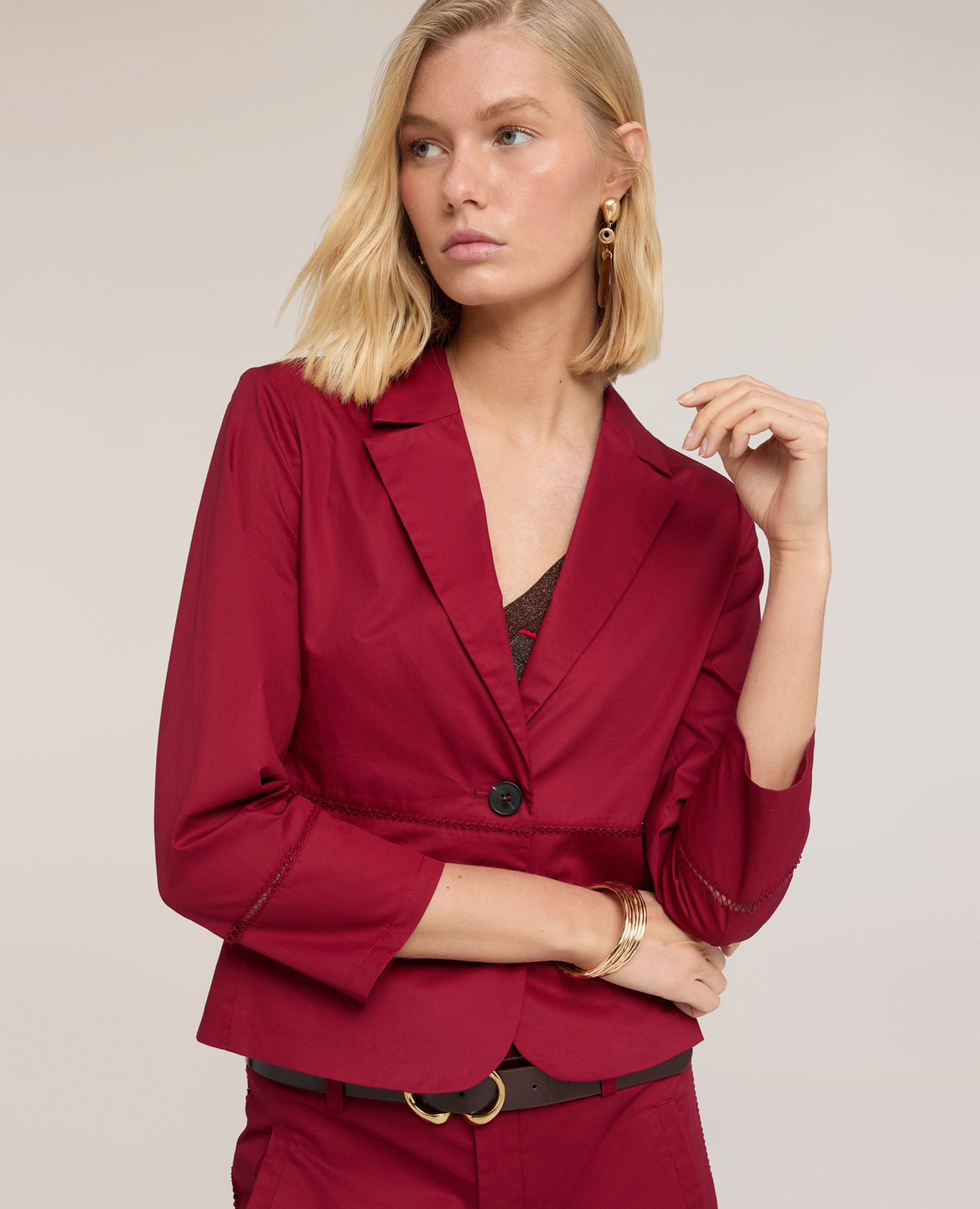 Blazer de mujer de sarga de algodón con ajouré modelo entallado con cierre de dos botones - Motivi - Rojo Rojo-4