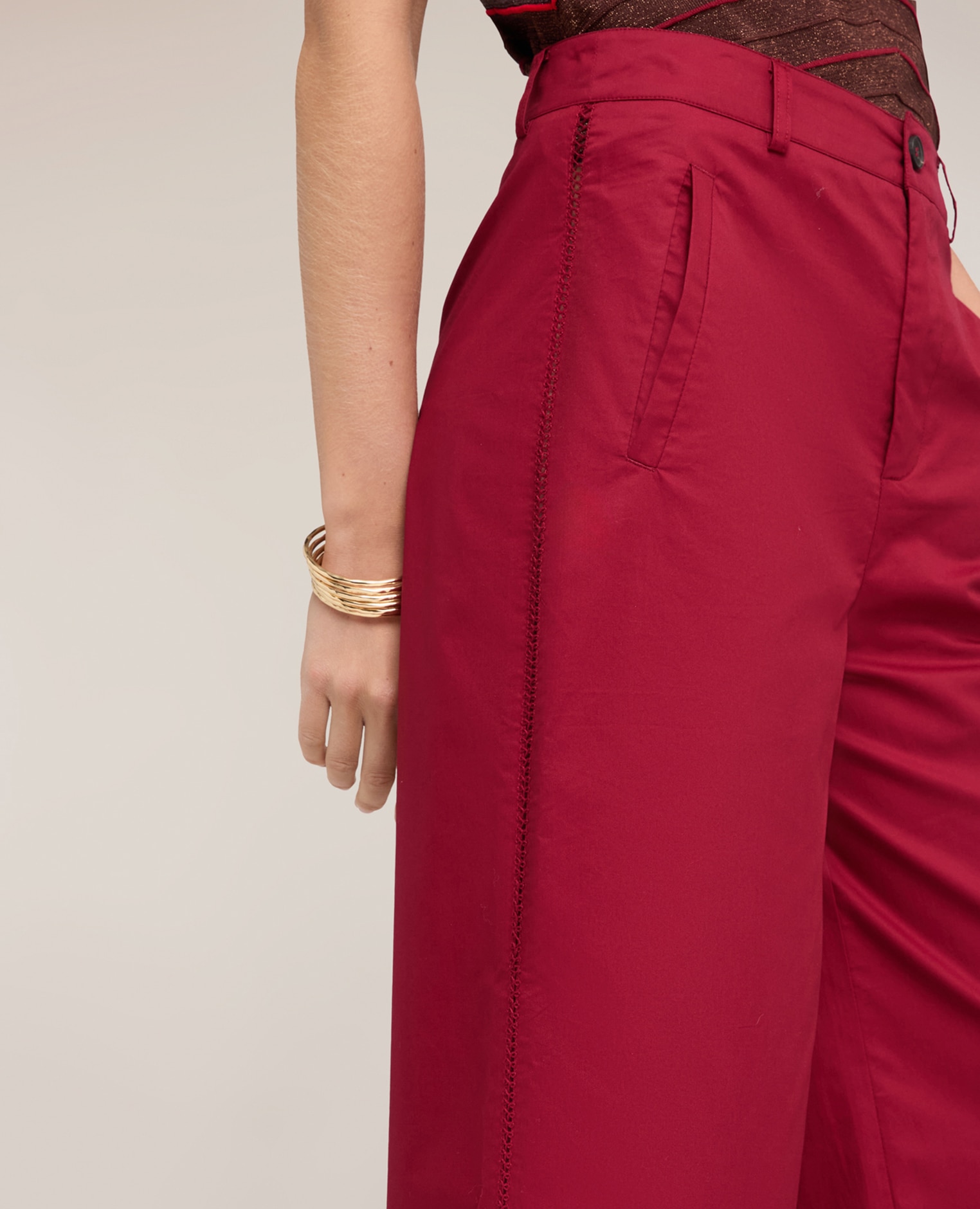 Pantalones de mujer cropped de sarga de algodón abertura frontal con botón y cremallera - Motivi - Burdeos Burdeos-4