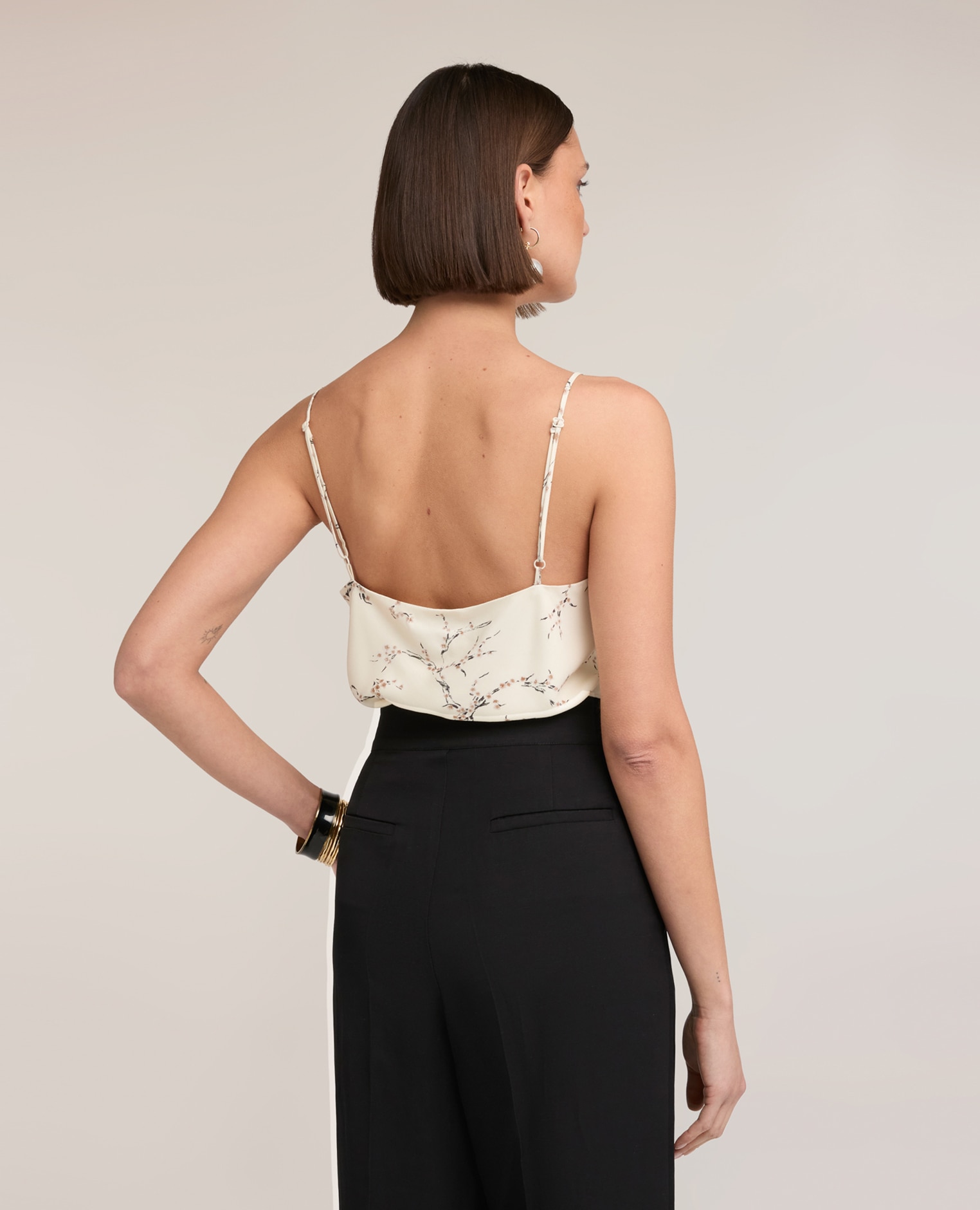 Top de mujer de raso con estampado de flores escote en v ajuste regular - Motivi - Blanco Blanco-2