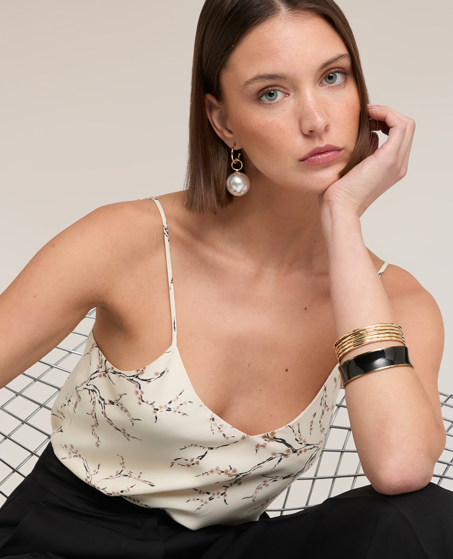 Top de mujer de raso con estampado de flores escote en v ajuste regular - Motivi - Blanco Blanco-4