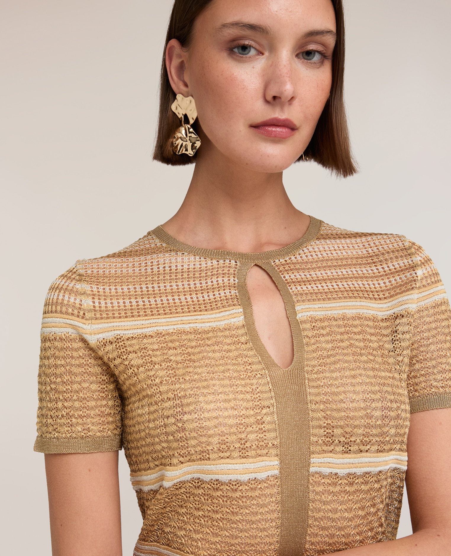 Jersey de mujer de rayas mezcla lurex modelo corto con cuello redondo y abertura central con keyhole - Motivi - Beige Beige-4
