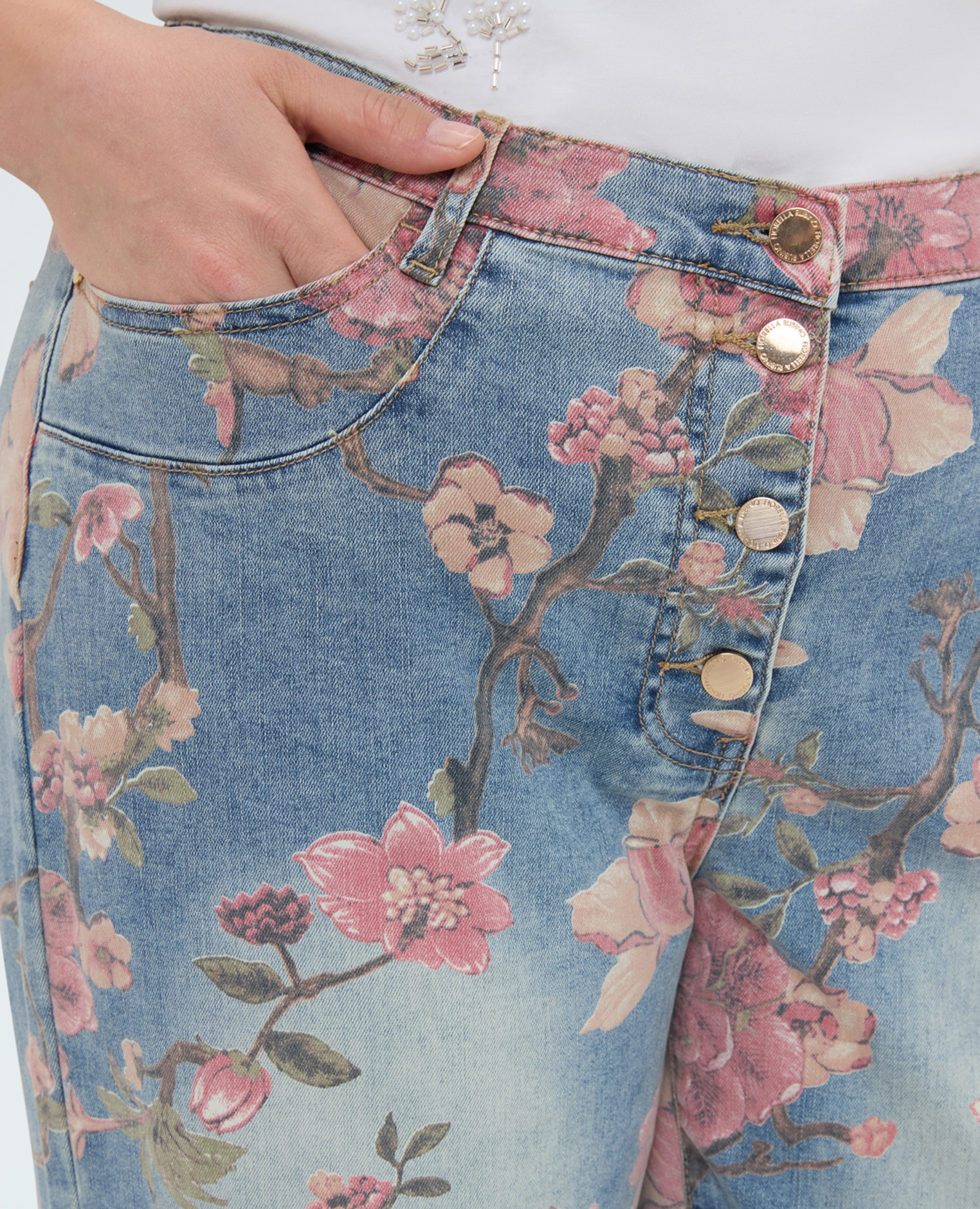 Vaqueros de mujer barrell con estampado floral cierre con 4 botones y cremallera delante elástico en cintura detrás - Fiorella Rubino - Azul claro Azul claro-4