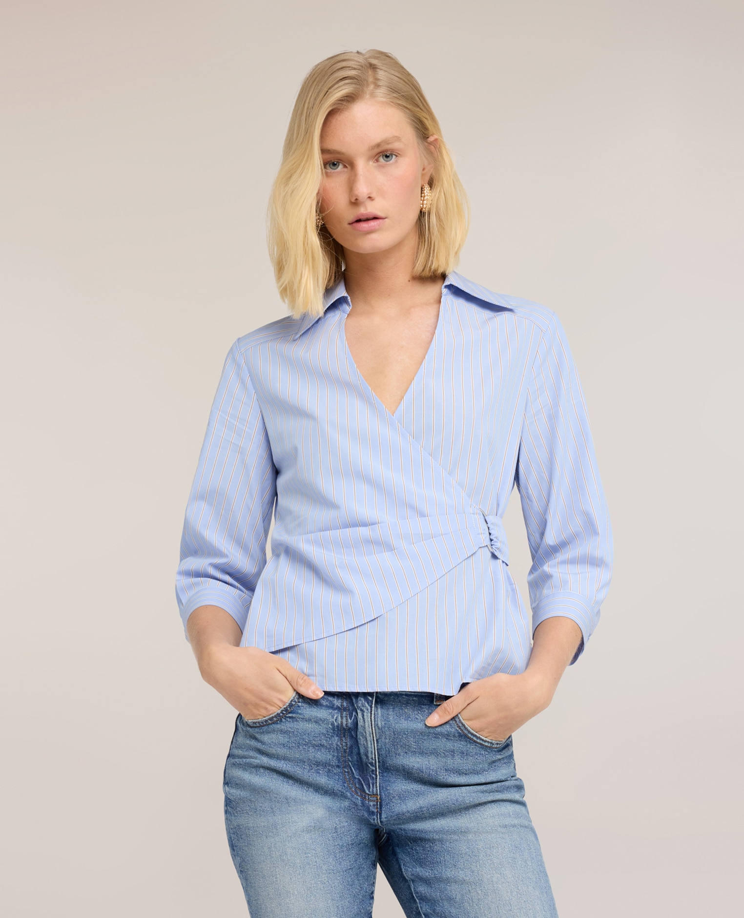 Camisa de mujer cruzada de popelín a rayas ajuste entallado con cruce lateral - Motivi - Azul claro Azul claro-1