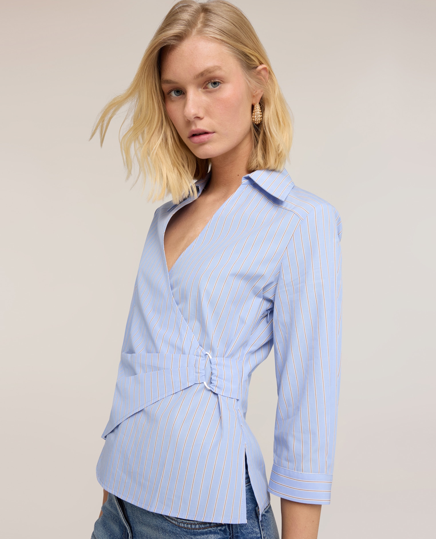 Camisa de mujer cruzada de popelín a rayas ajuste entallado con cruce lateral - Motivi - Azul claro Azul claro-4