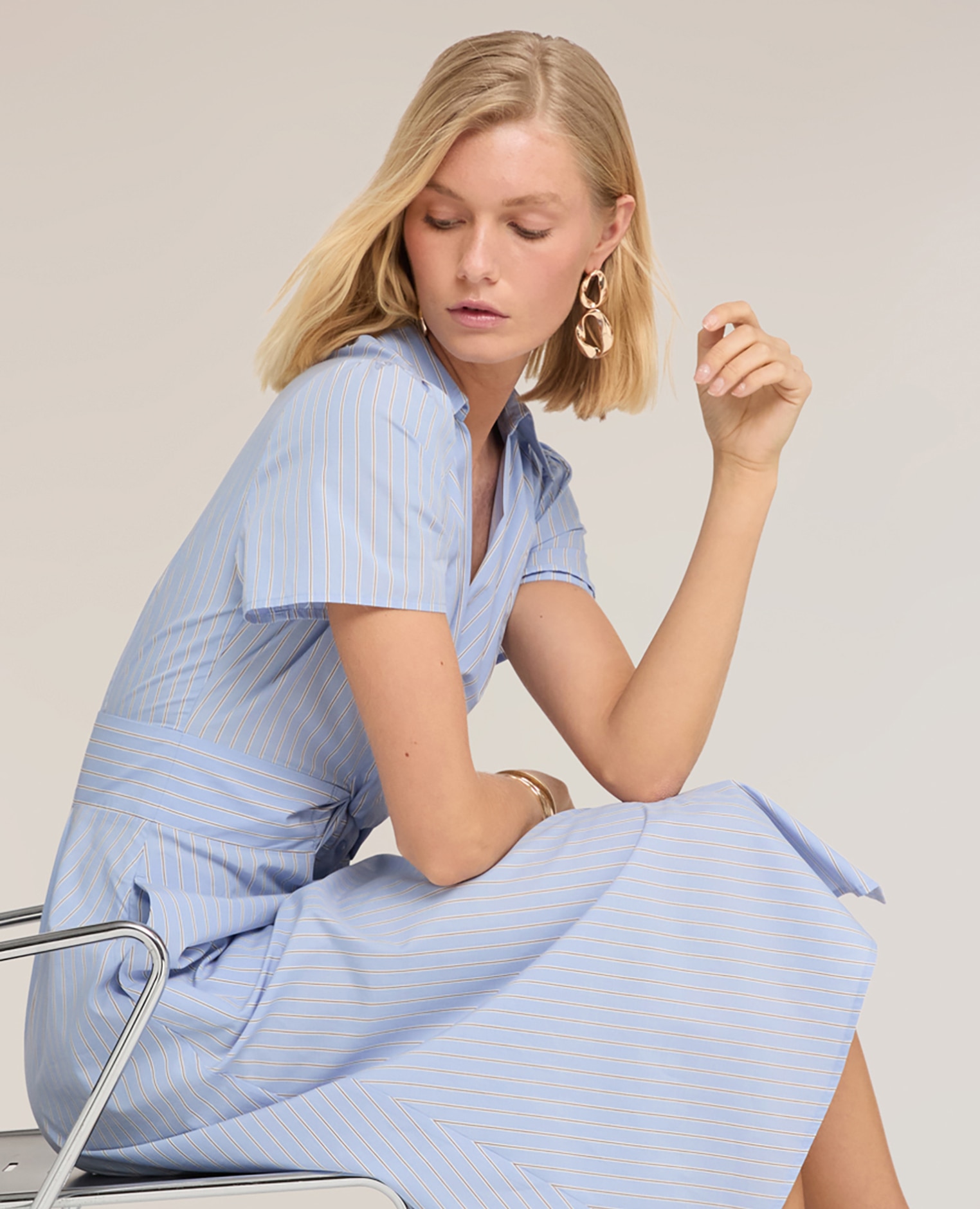 Vestido camisero midi en popelina a rayas abertura frontal con botones cuello clásico - Motivi - Azul claro Azul claro-4