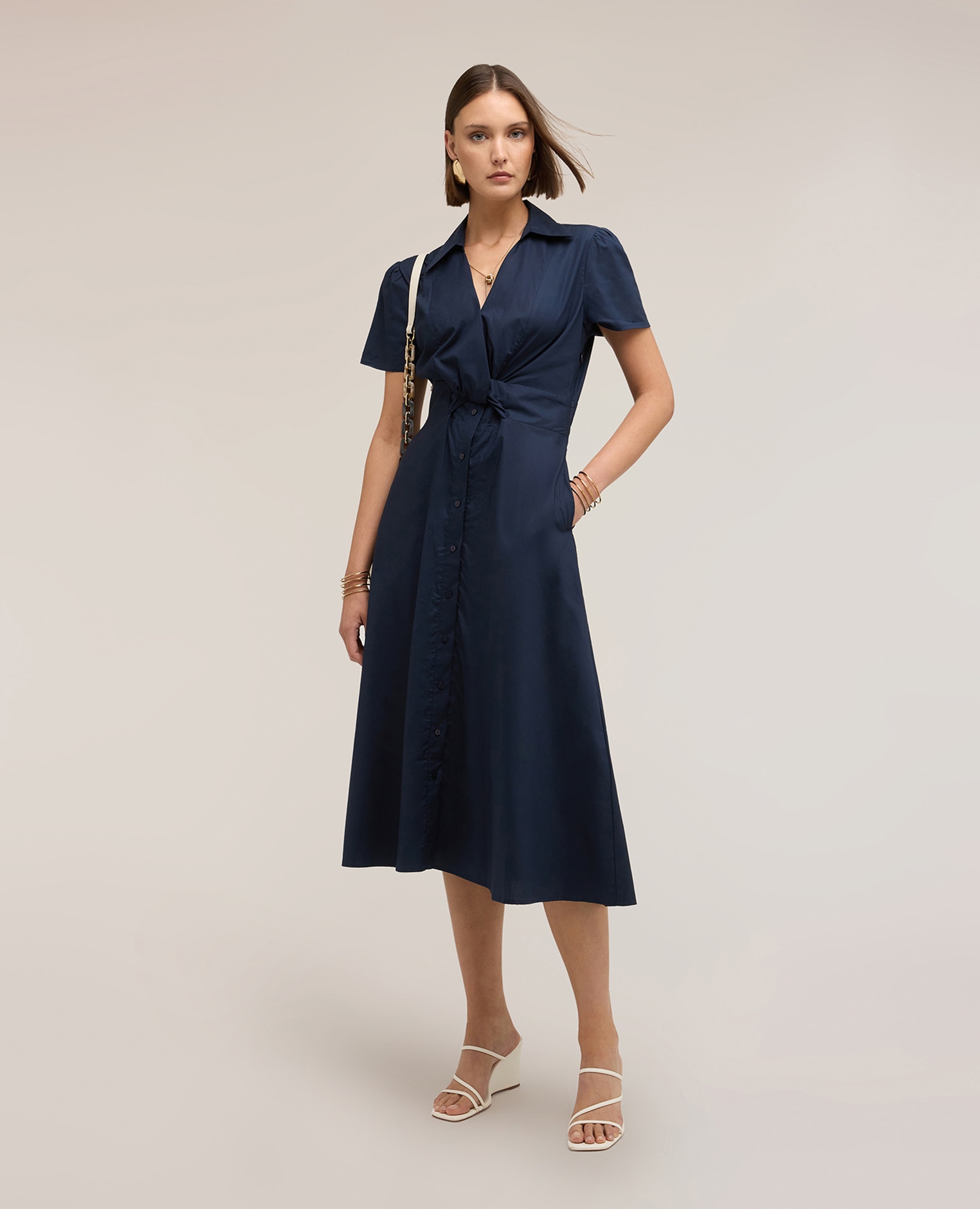Motivi - Vestido camisero midi en popelina cuello de vela con motivo de nudo y botones a la vista.