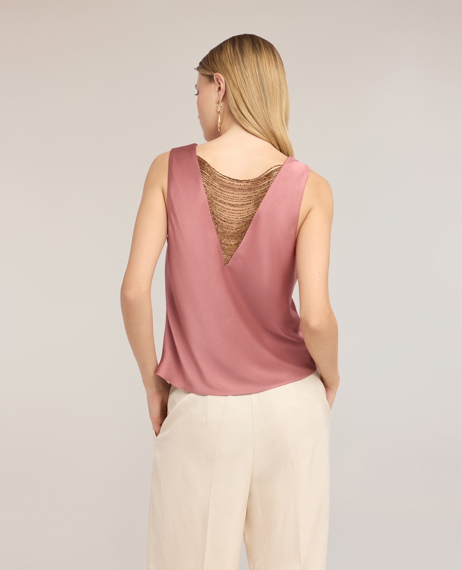 Top de mujer de raso con cadenitas en la espalda ajuste regular con detalle posterior de cadenitas - Motivi - Rosa Rosa-2