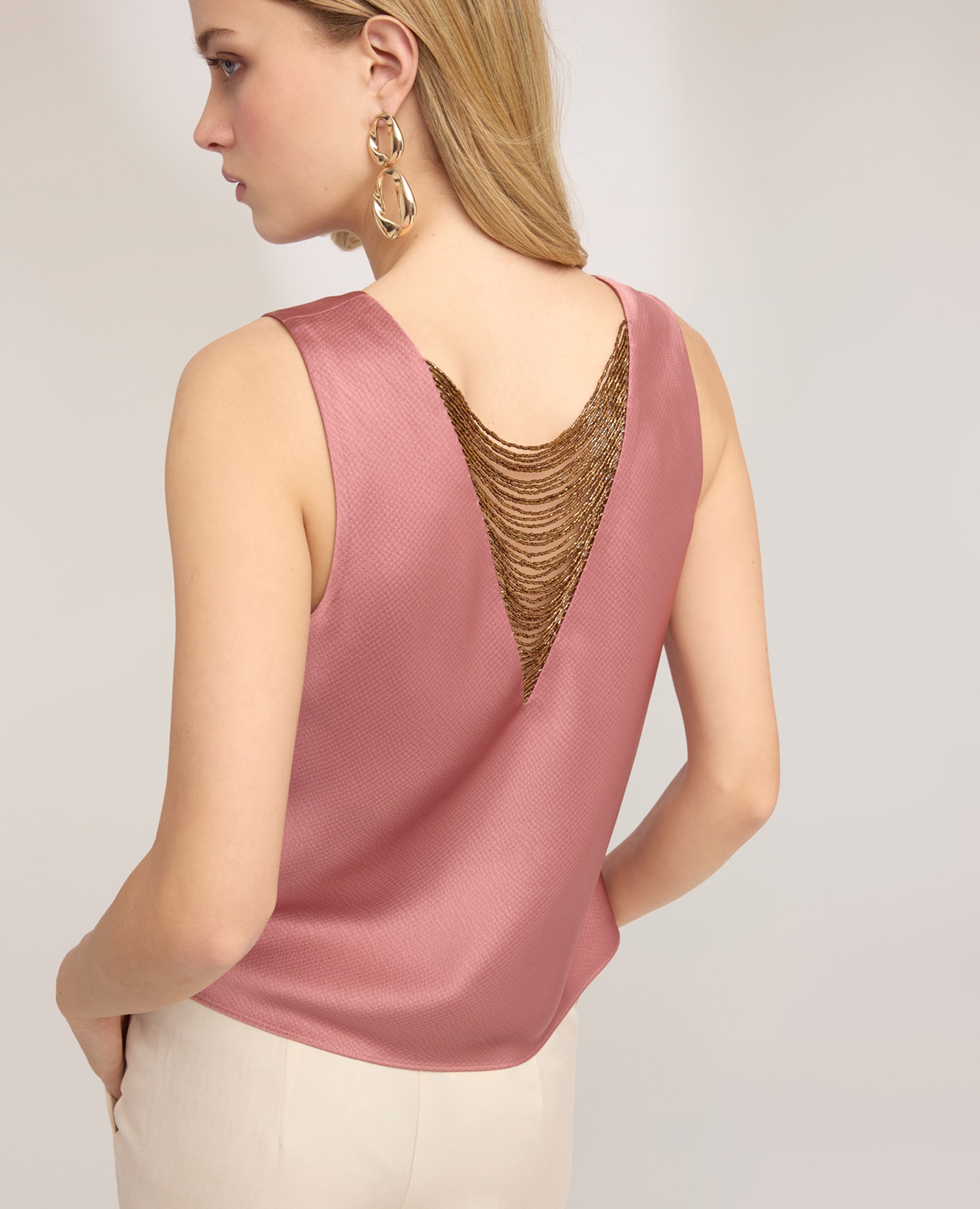 Top de mujer de raso con cadenitas en la espalda ajuste regular con detalle posterior de cadenitas - Motivi - Rosa Rosa-4