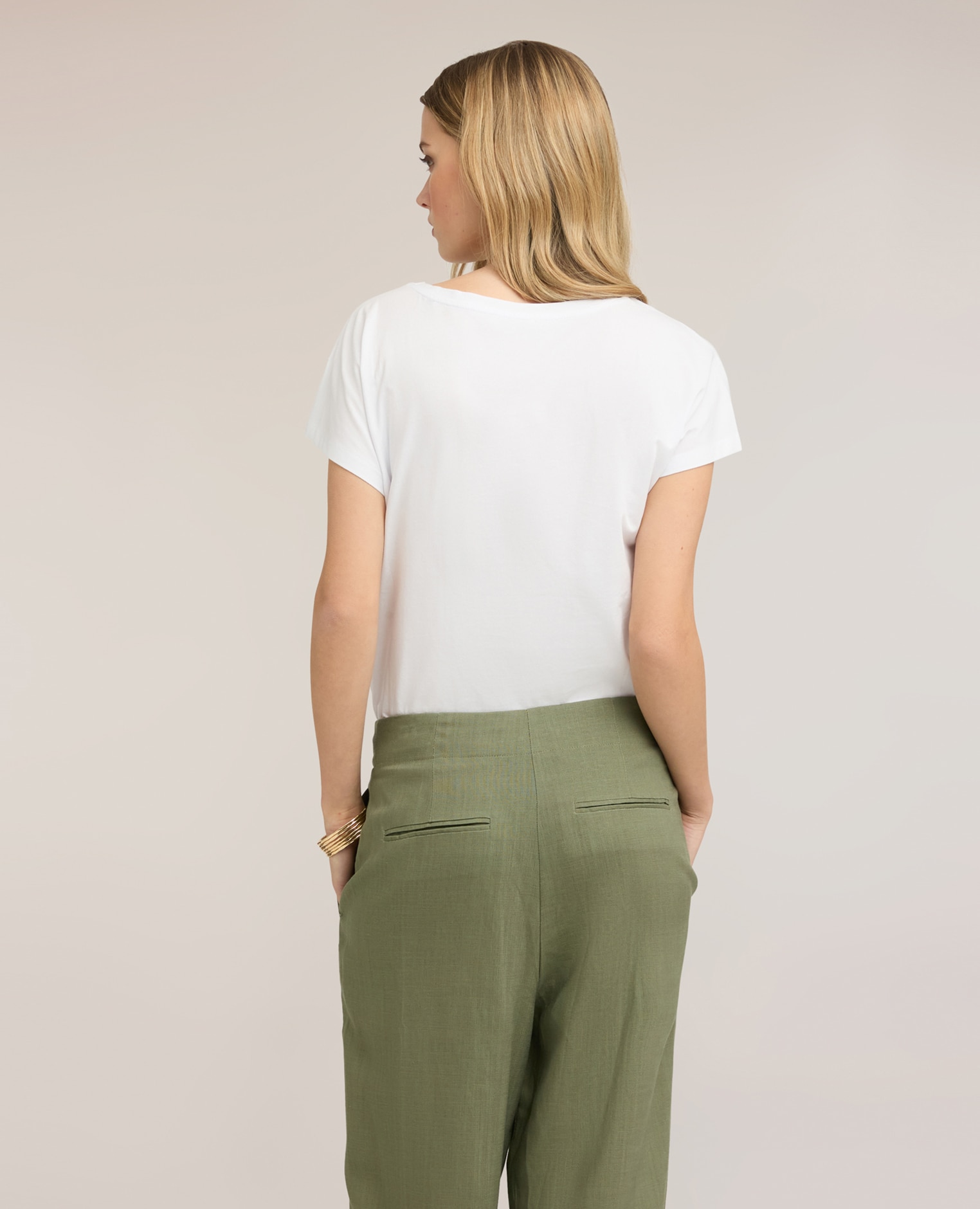 Camiseta de mujer con bordado en el hombro ajuste regular con escote en v - Motivi - Blanco Blanco-2