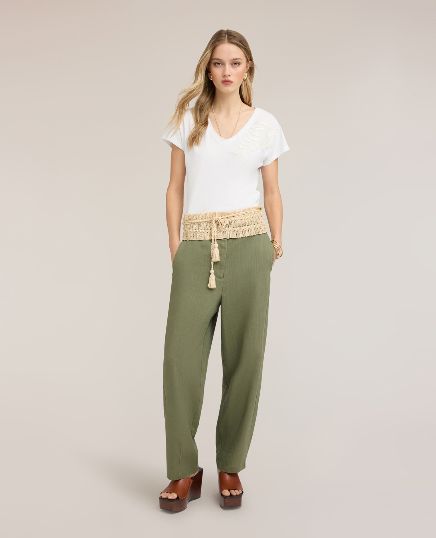 Camiseta de mujer con bordado en el hombro ajuste regular con escote en v - Motivi - Blanco Blanco-3