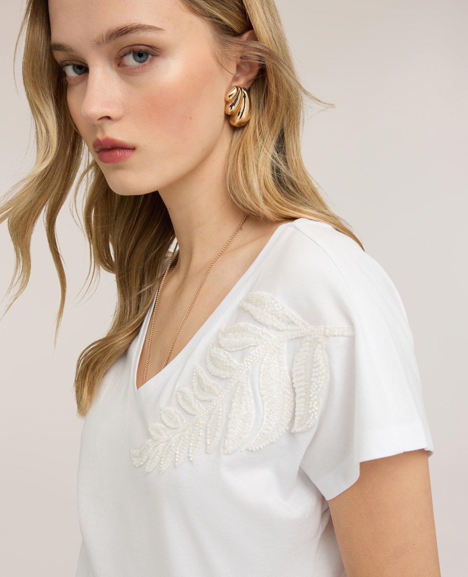 Camiseta de mujer con bordado en el hombro ajuste regular con escote en v - Motivi - Blanco Blanco-4