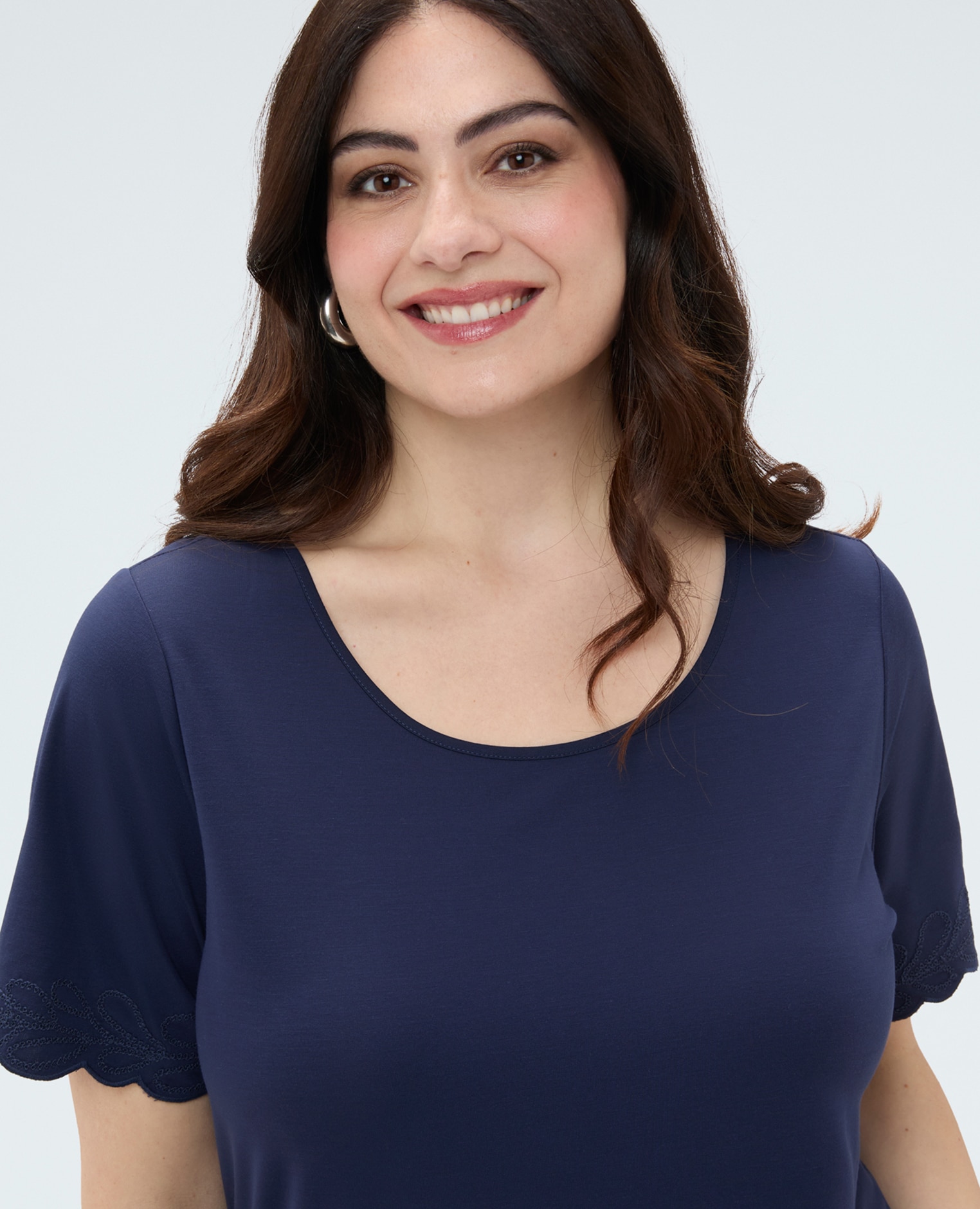 Camiseta de mujer de jersey con detalles bordados bajo inferior y puño de manga con detalles bordados - Fiorella Rubino - Azul Azul-4