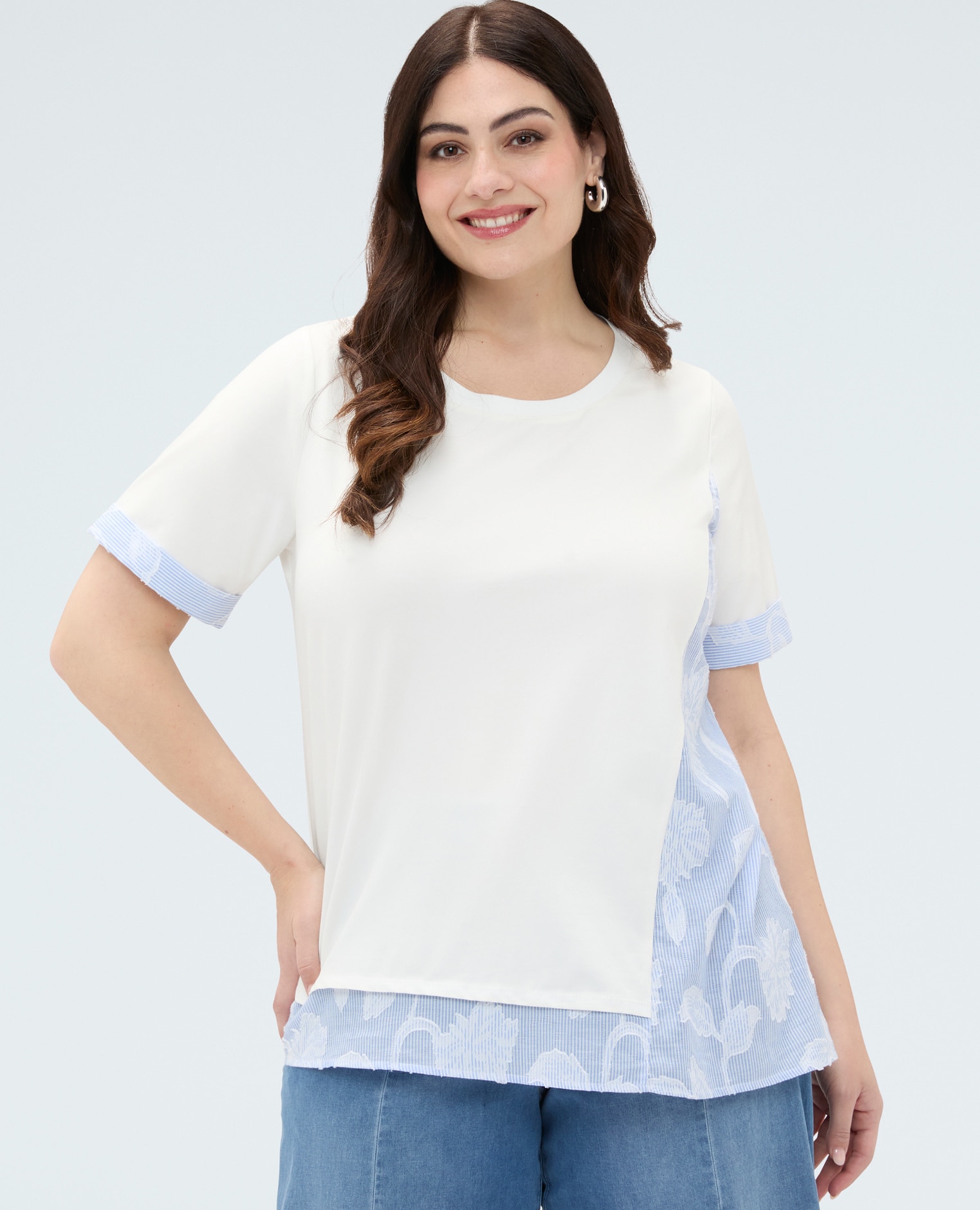 Camiseta de mujer de punto con detalles a rayas confección combo que mezcla color liso y tejido a rayas bordado - Fiorella Rubino - Blanco Blanco-1