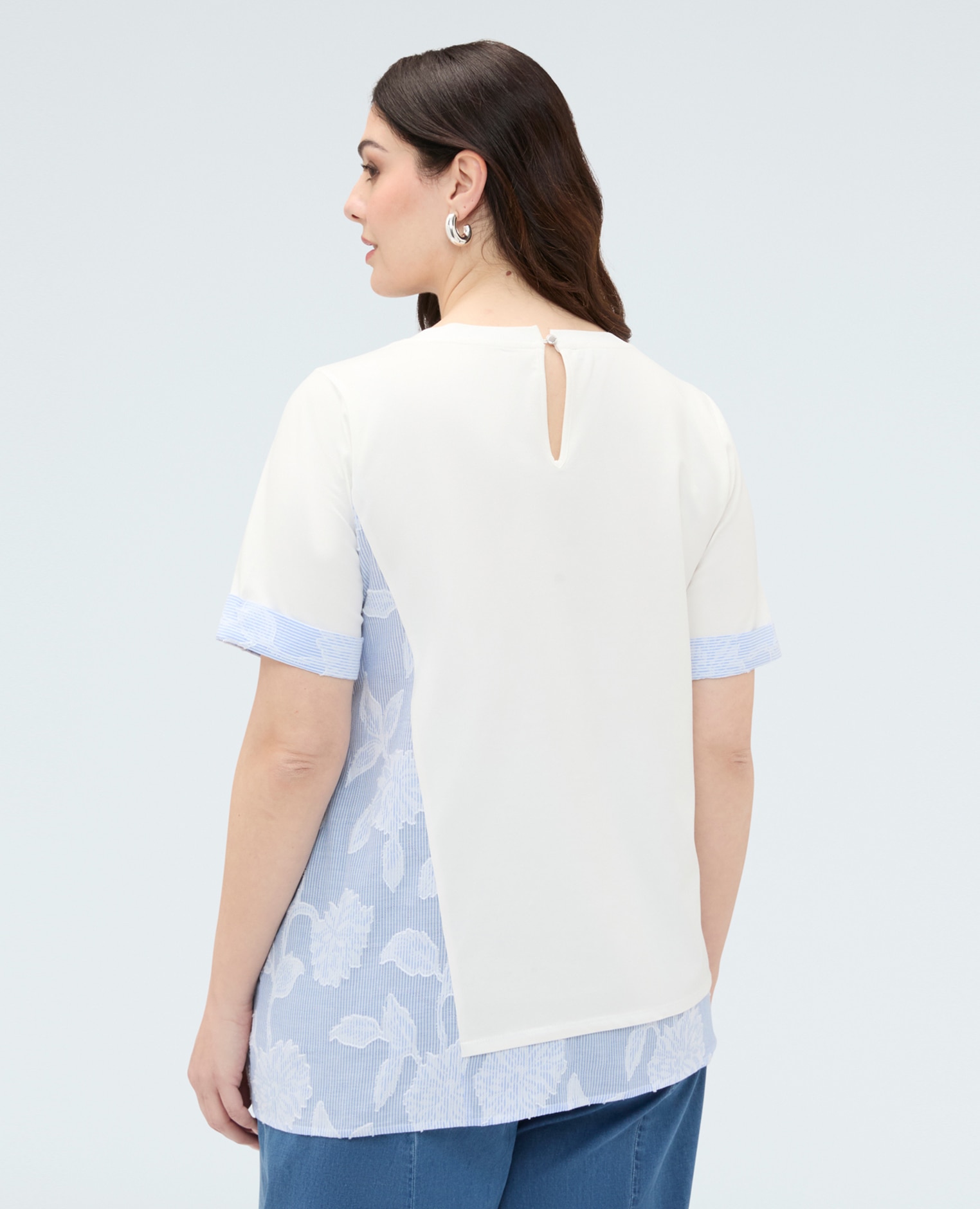 Camiseta de mujer de punto con detalles a rayas confección combo que mezcla color liso y tejido a rayas bordado - Fiorella Rubino - Blanco Blanco-2