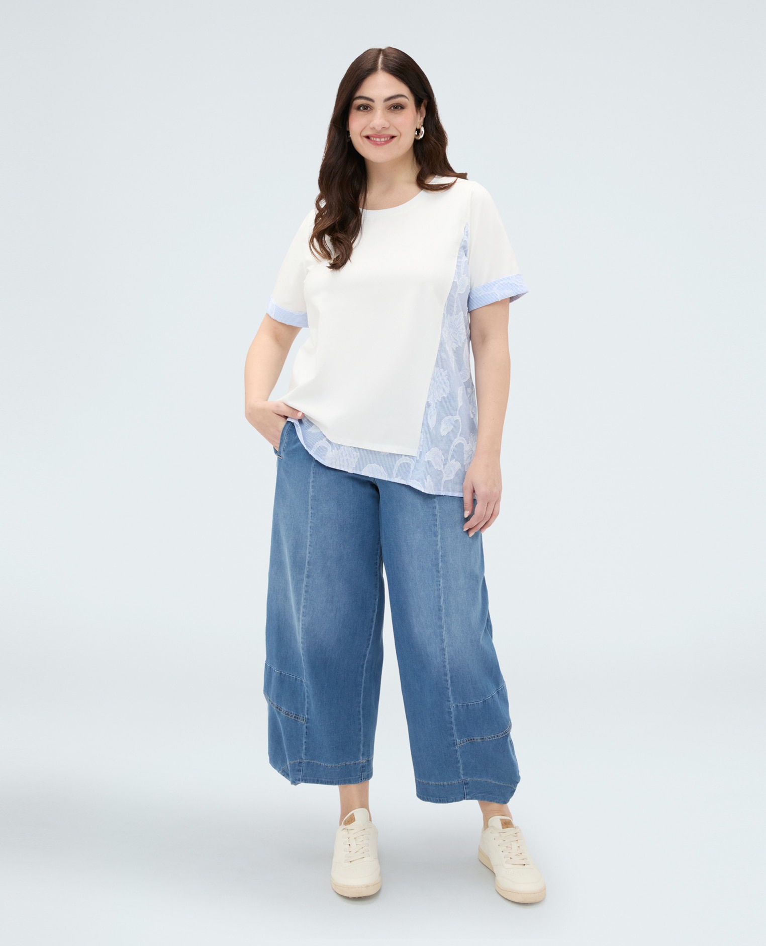 Camiseta de mujer de punto con detalles a rayas confección combo que mezcla color liso y tejido a rayas bordado - Fiorella Rubino - Blanco Blanco-3