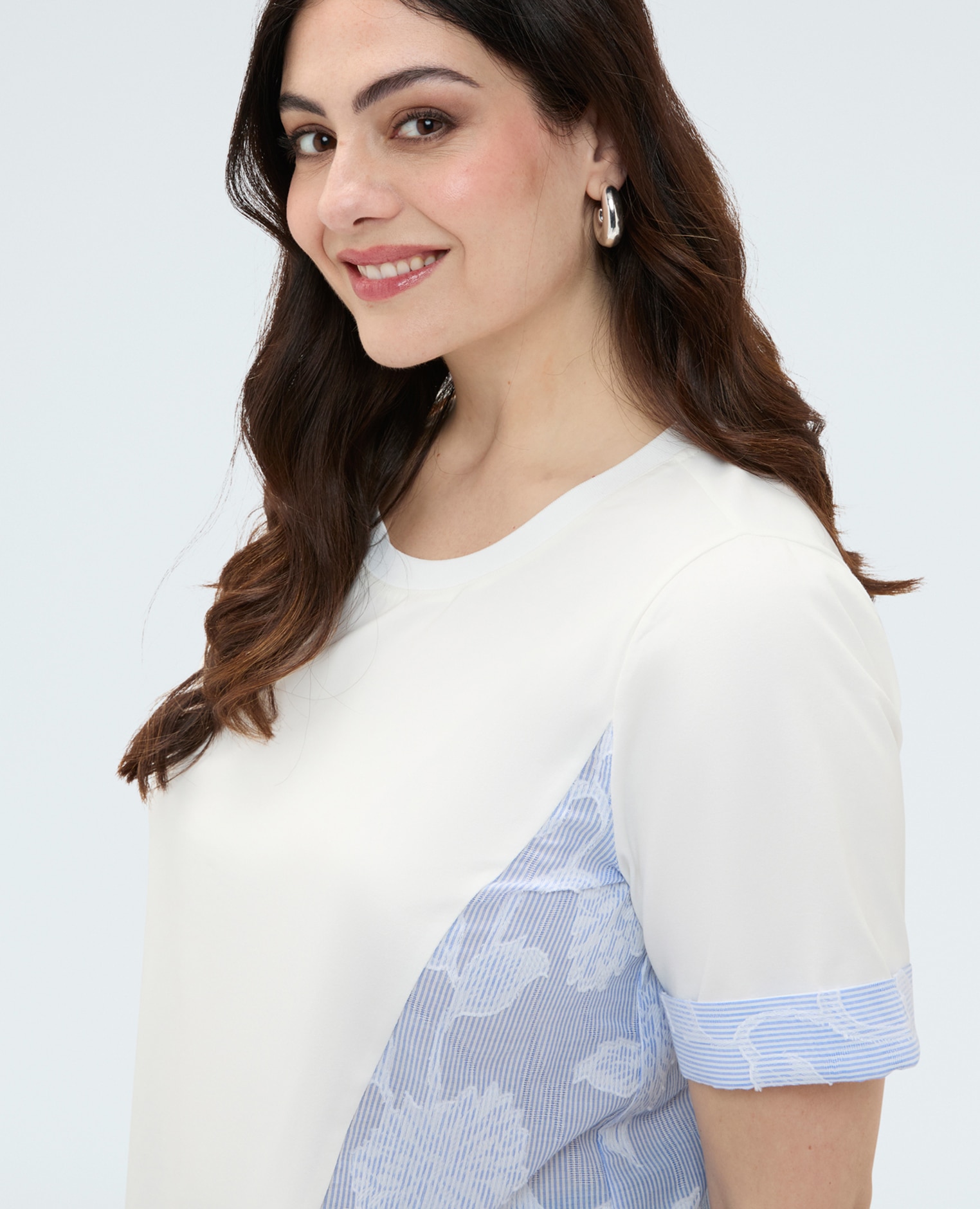 Camiseta de mujer de punto con detalles a rayas confección combo que mezcla color liso y tejido a rayas bordado - Fiorella Rubino - Blanco Blanco-4