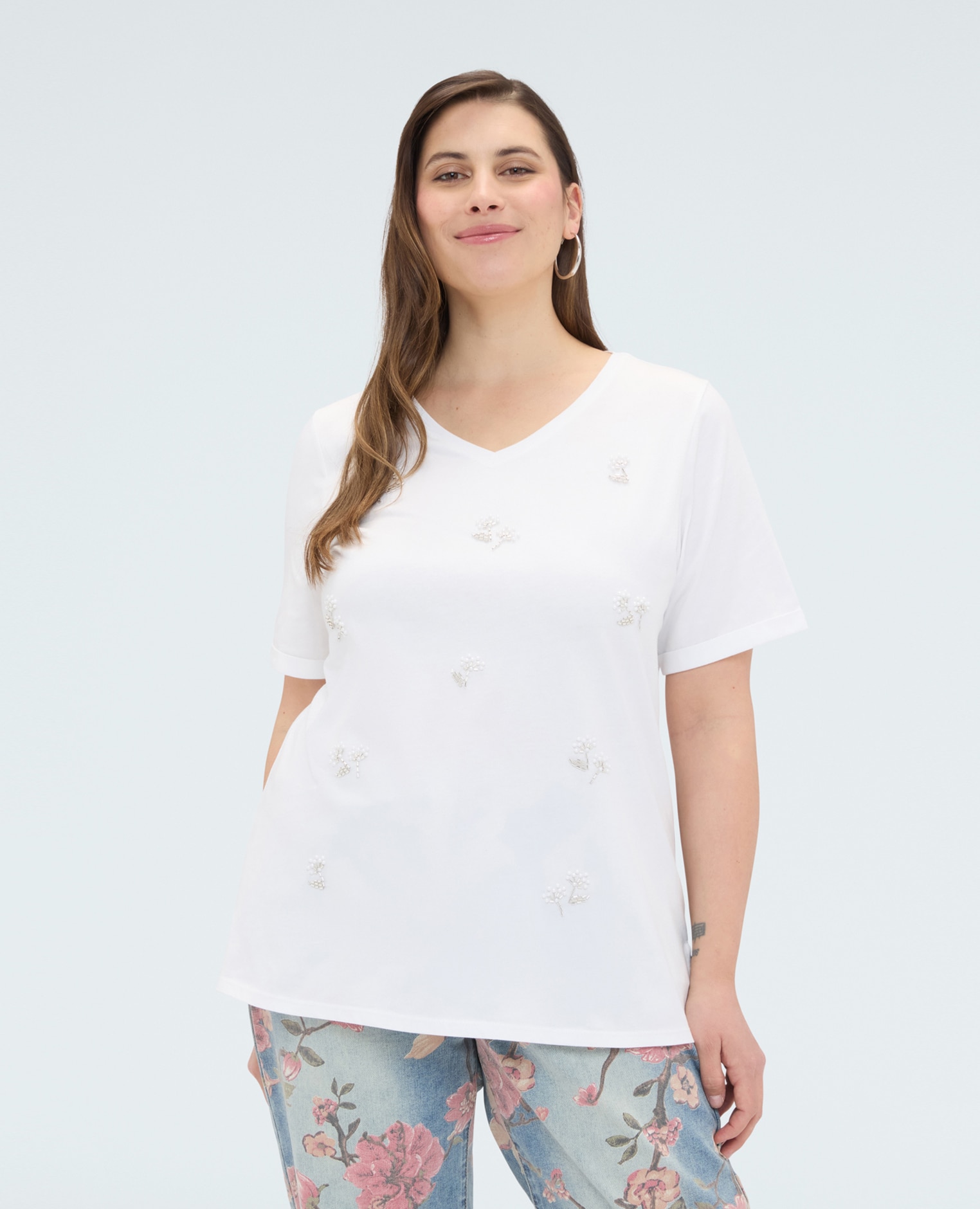 Camiseta de mujer de algodón con flores de cuentas embellecida con bordados florales de cuentas distribuidos en la parte delantera - Fiorella Rubino - Blanco Blanco-1