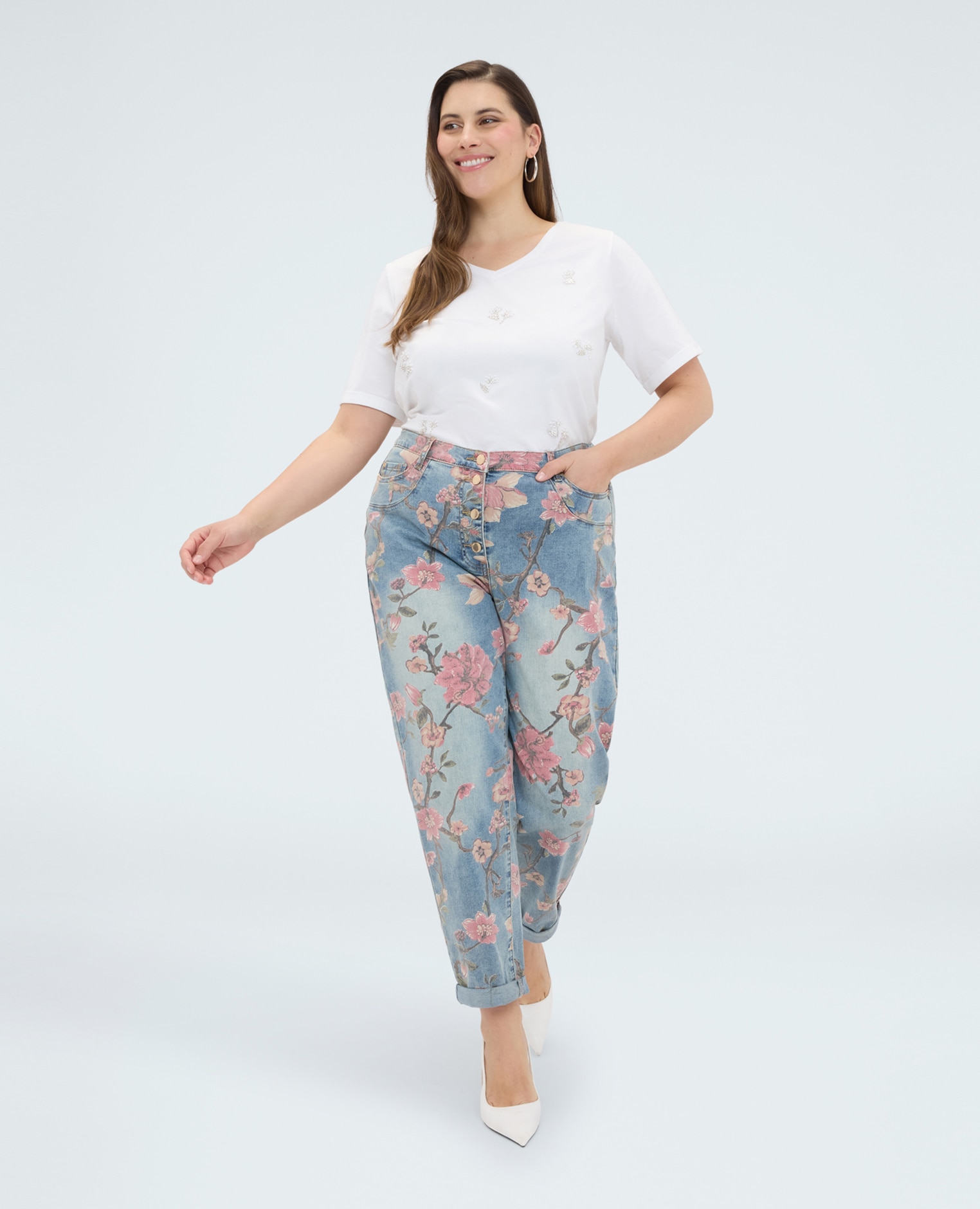 Camiseta de mujer de algodón con flores de cuentas embellecida con bordados florales de cuentas distribuidos en la parte delantera - Fiorella Rubino - Blanco Blanco-3