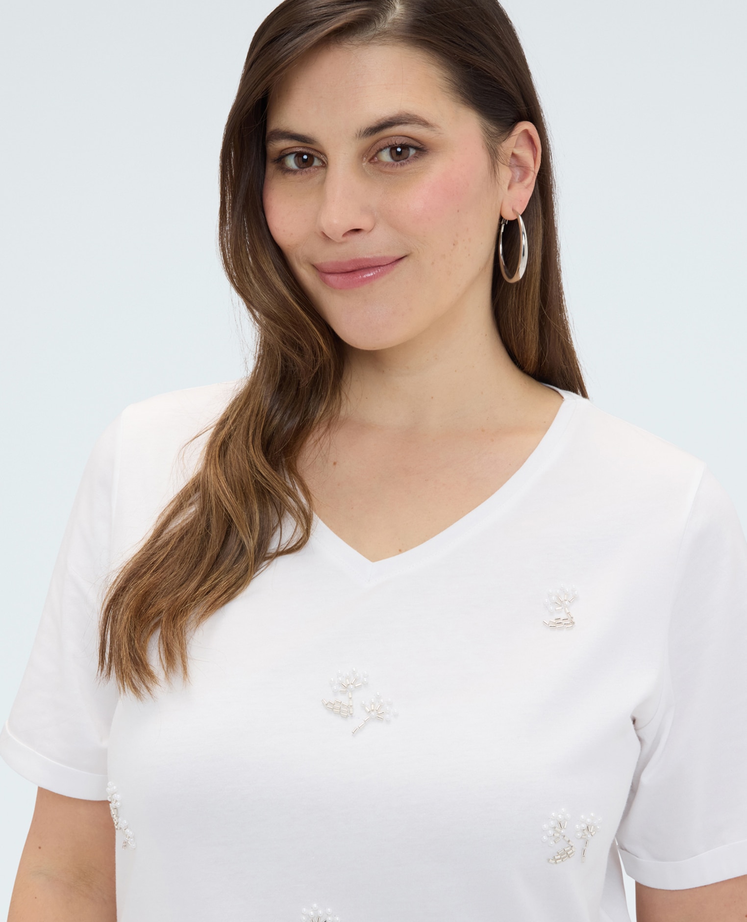 Camiseta de mujer de algodón con flores de cuentas embellecida con bordados florales de cuentas distribuidos en la parte delantera - Fiorella Rubino - Blanco Blanco-4