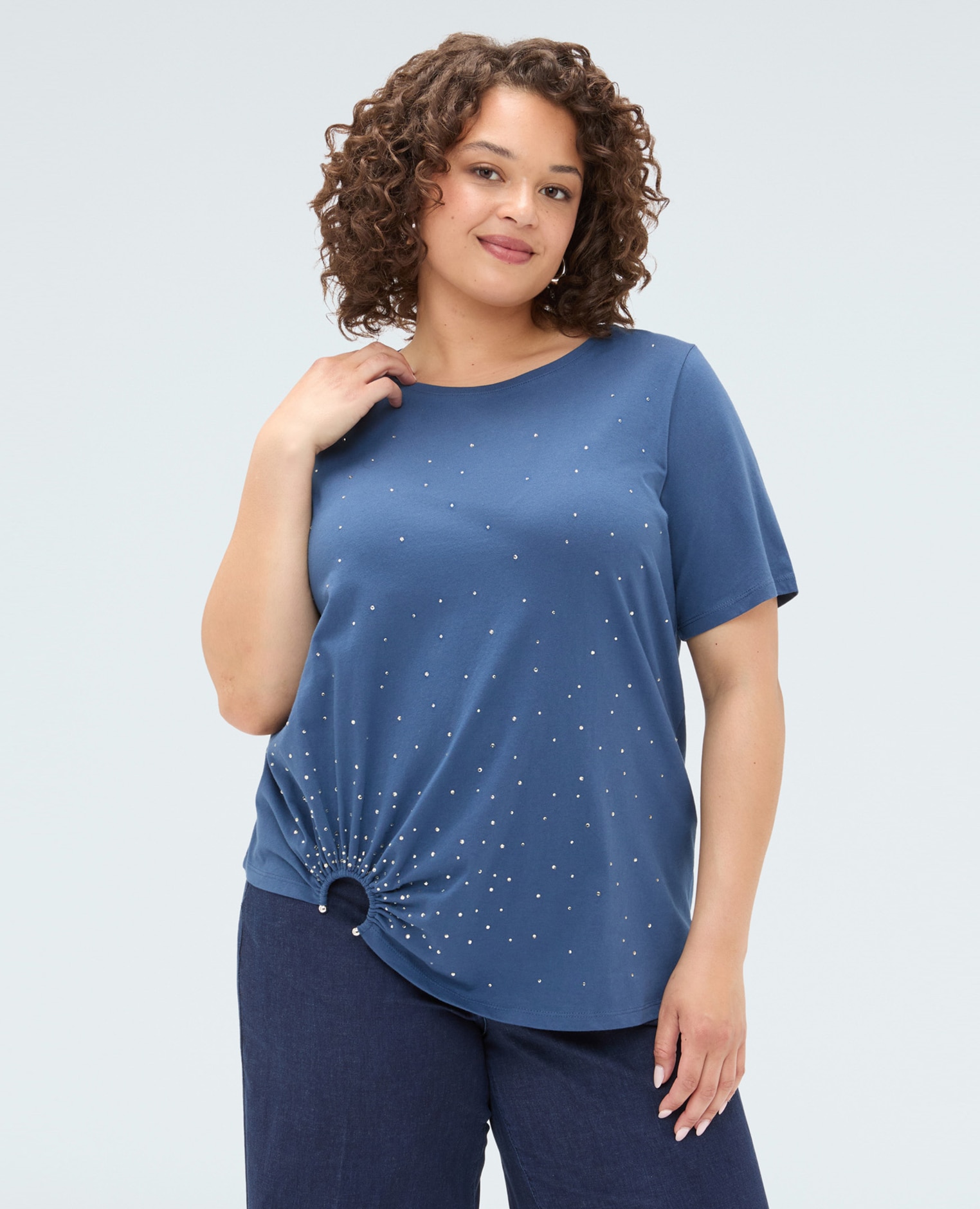Camiseta de mujer con hotfix y detalle de anilla hotfix distribuidos en la parte delantera y detalle de anilla en el bajo - Fiorella Rubino - Azul Azul-1