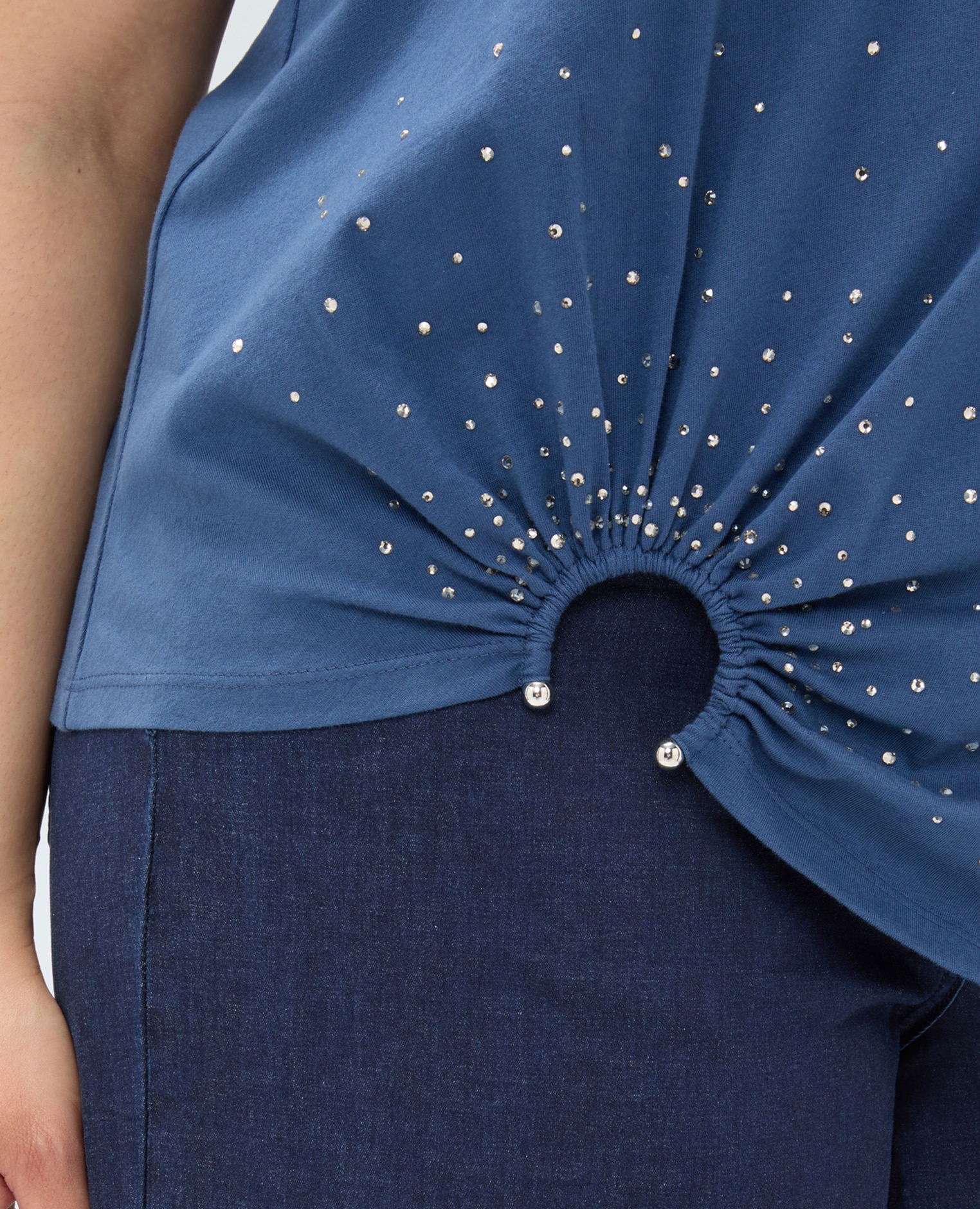 Camiseta de mujer con hotfix y detalle de anilla hotfix distribuidos en la parte delantera y detalle de anilla en el bajo - Fiorella Rubino - Azul Azul-4
