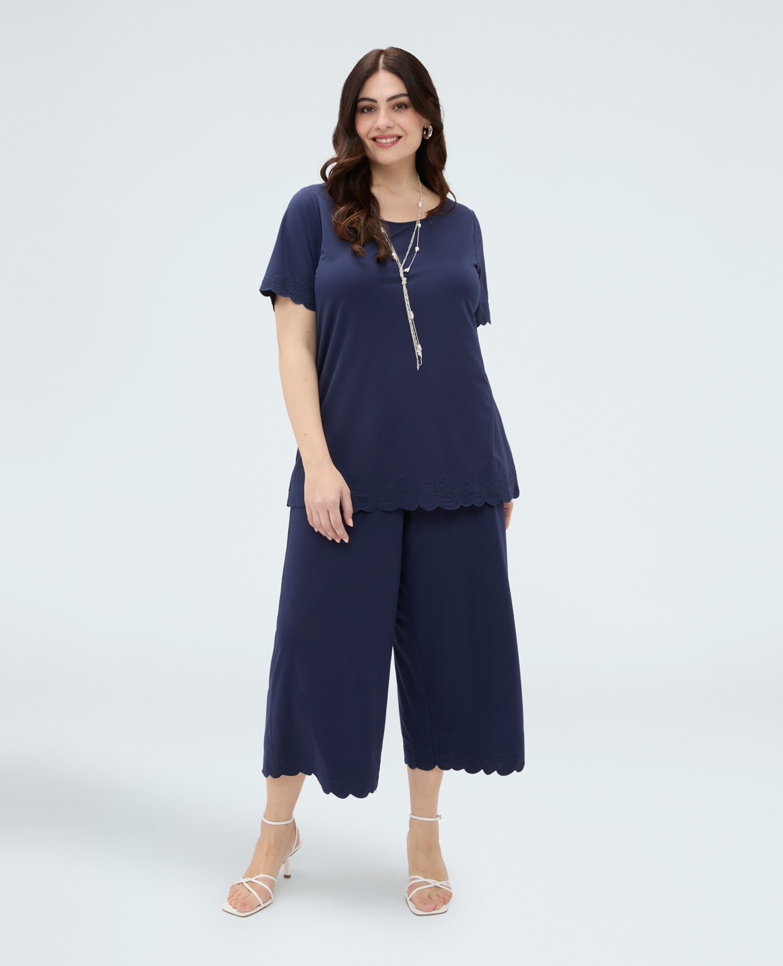 Fiorella Rubino - Pantalones de mujer cropped con dobladillo bordado dobladillo embellecido con detalles florales bordados tono sobre tono.