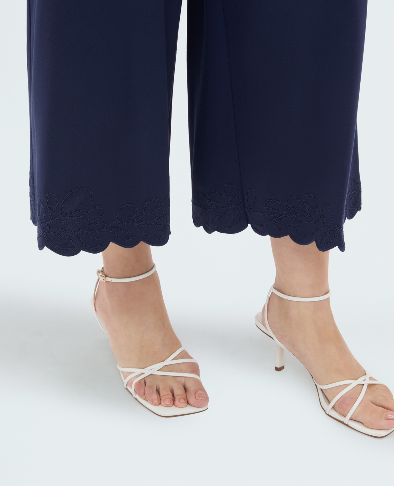 Pantalones de mujer cropped con dobladillo bordado dobladillo embellecido con detalles florales bordados tono sobre tono - Fiorella Rubino - Azul Azul-4