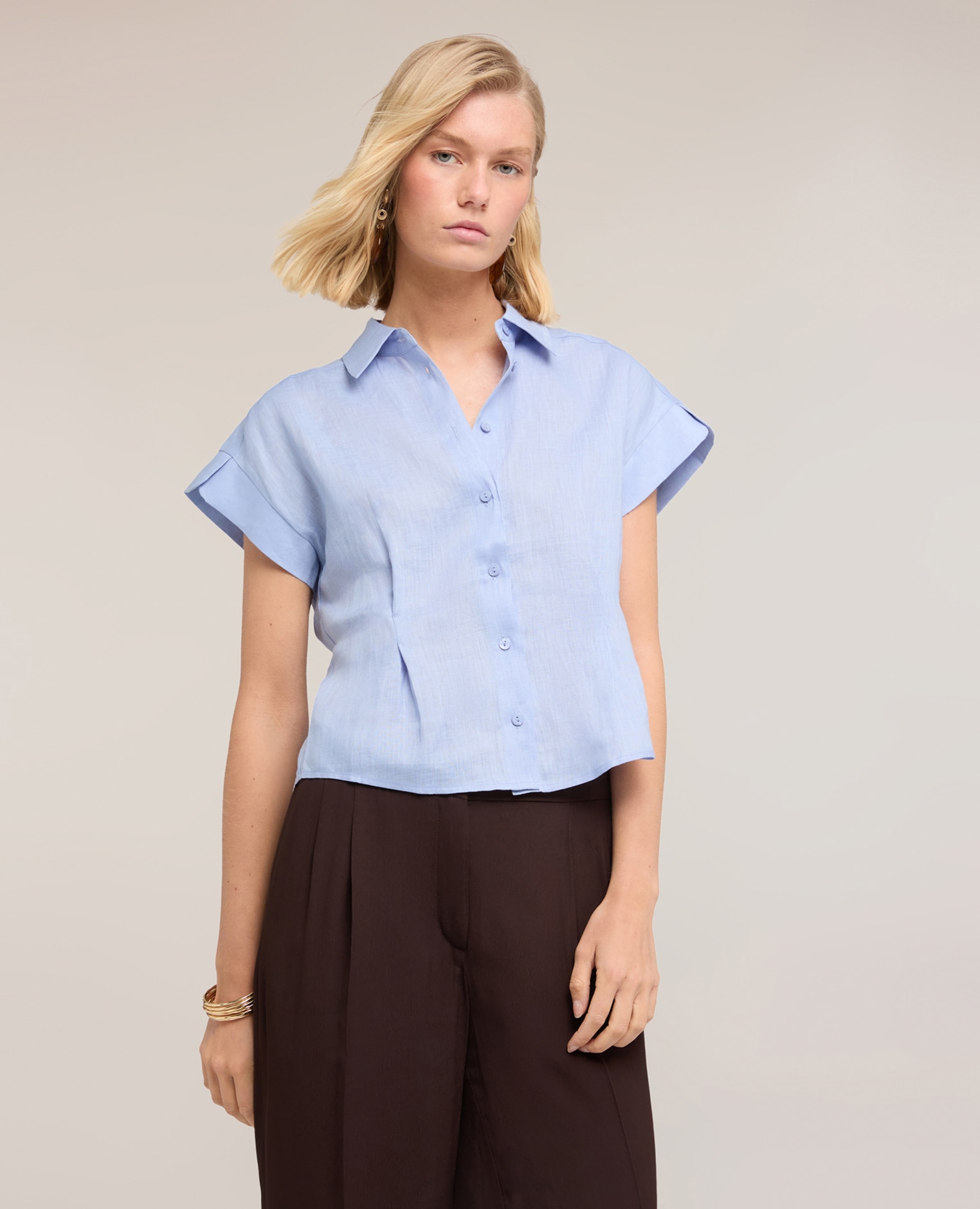 Motivi - Camisa de mujer de lino con pliegues cierre con botones frontal pliegues en la parte posterior.