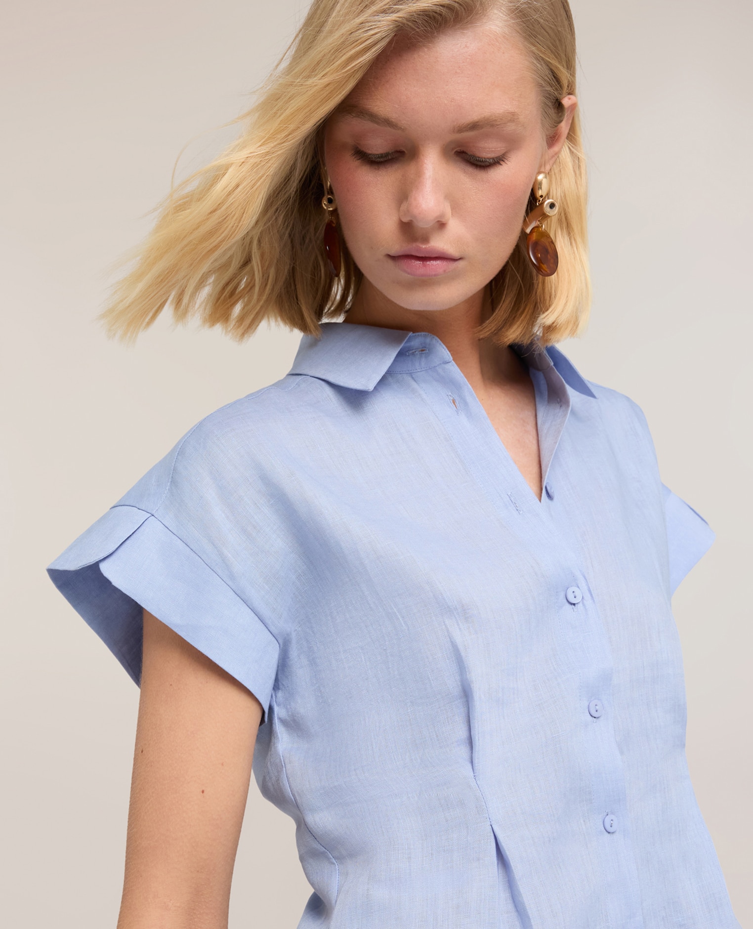 Camisa de mujer de lino con pliegues cierre con botones frontal pliegues en la parte posterior - Motivi - Azul claro Azul claro-4