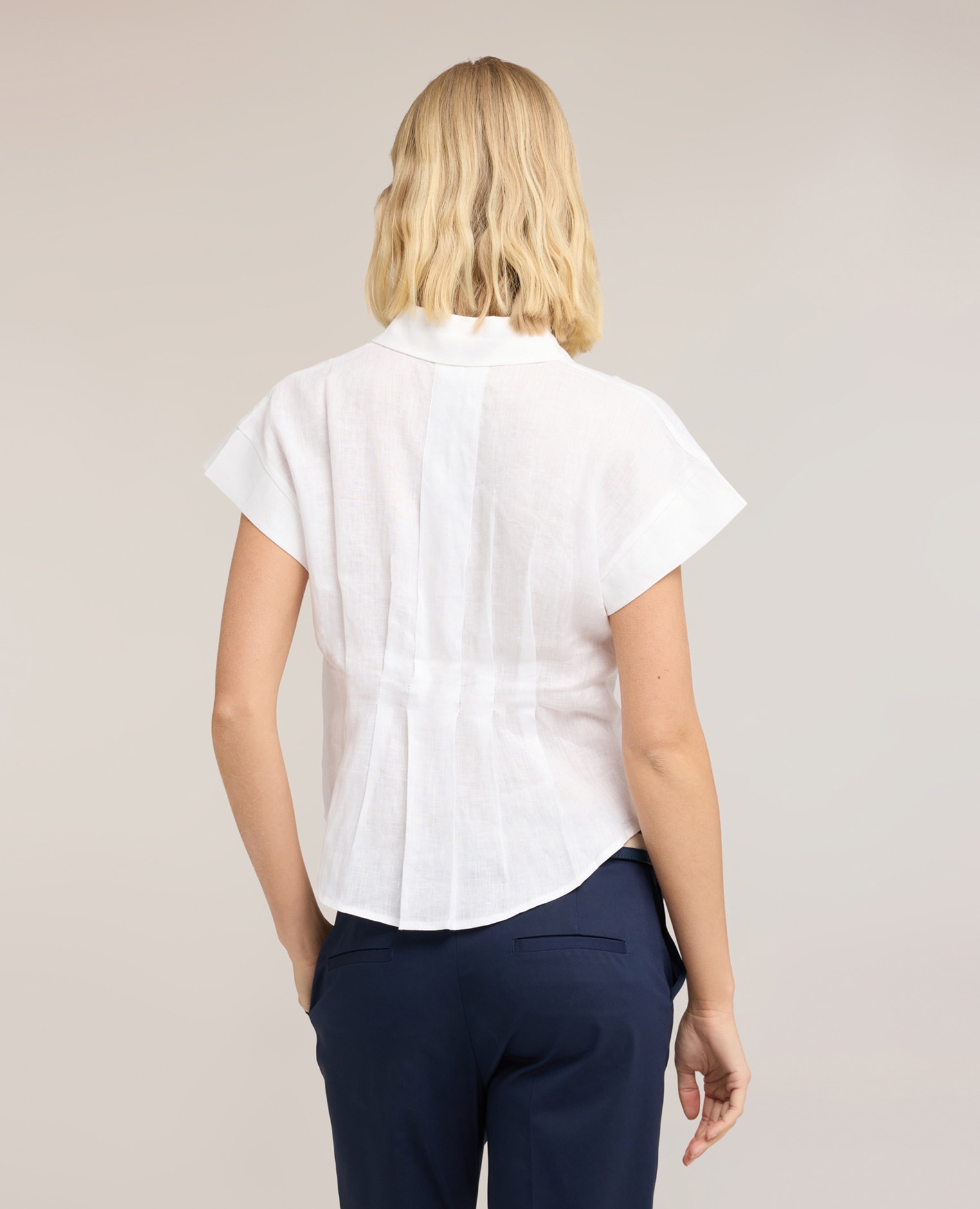 Camisa de mujer de lino con pliegues cierre con botones frontal pliegues en la parte posterior - Motivi - Blanco Blanco-2
