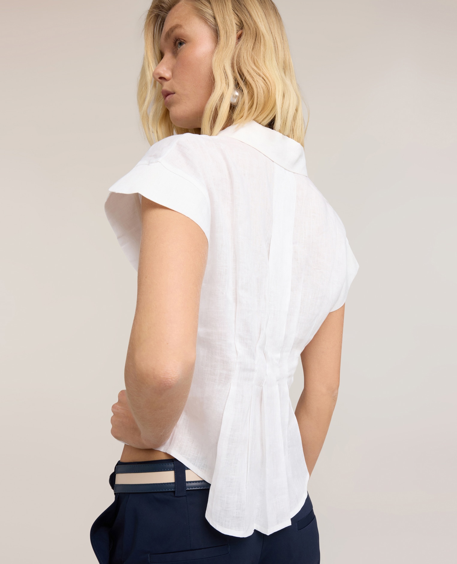 Camisa de mujer de lino con pliegues cierre con botones frontal pliegues en la parte posterior - Motivi - Blanco Blanco-4