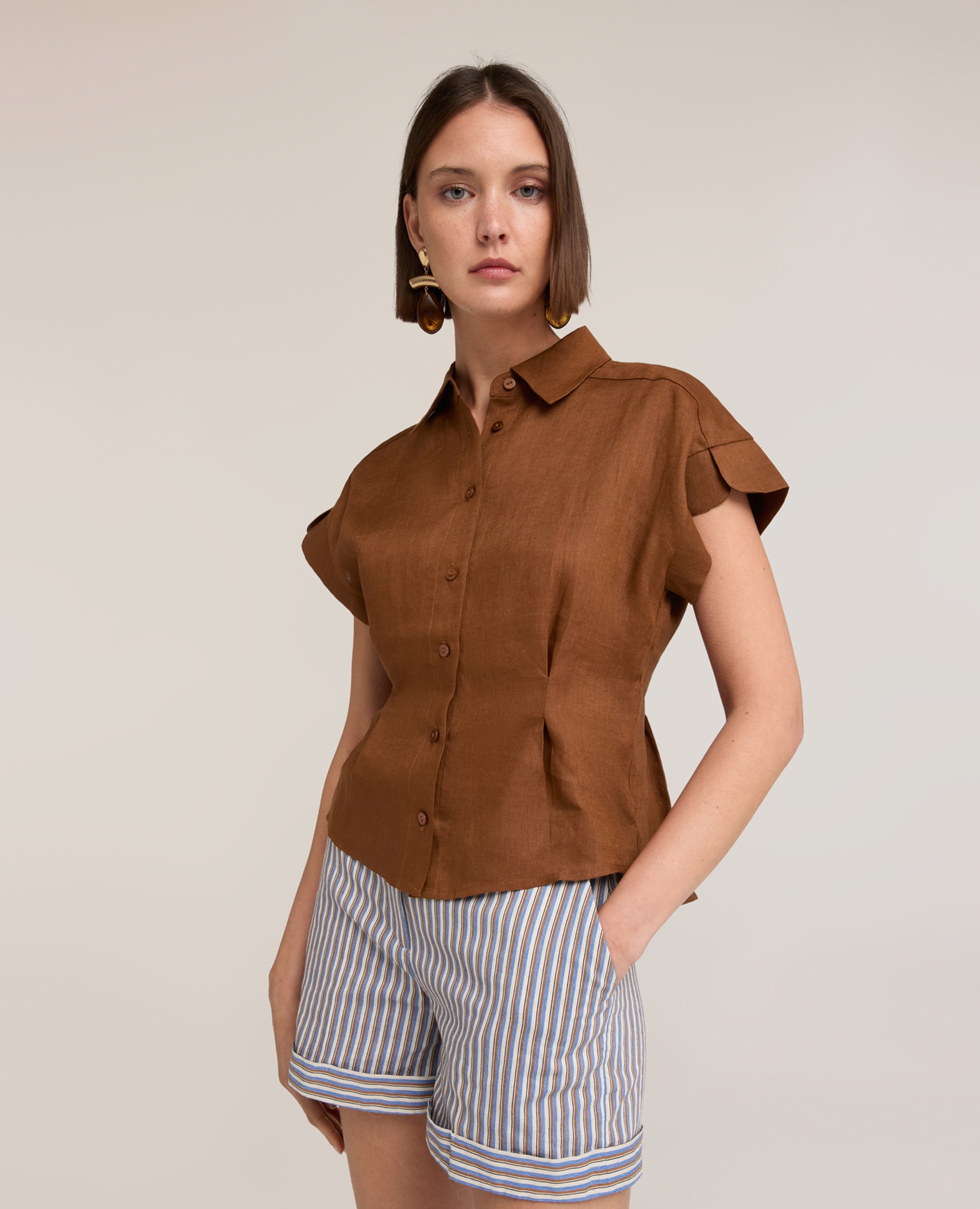 Camisa de mujer de lino con pliegues cierre con botones frontal pliegues en la parte posterior - Motivi - Marrón Marrón-1