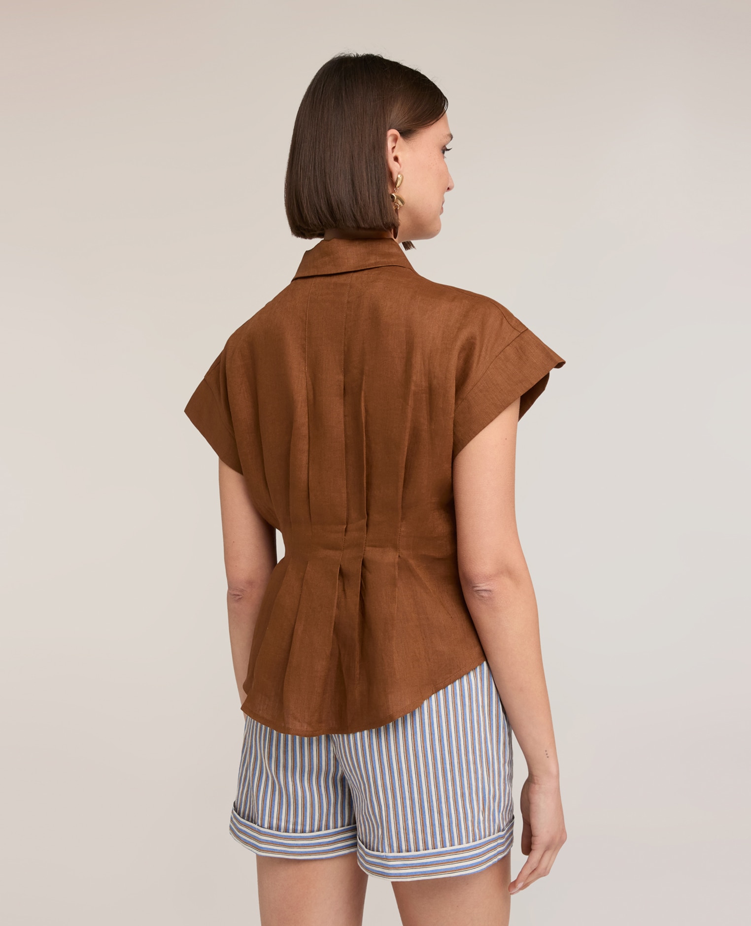 Camisa de mujer de lino con pliegues cierre con botones frontal pliegues en la parte posterior - Motivi - Marrón Marrón-2